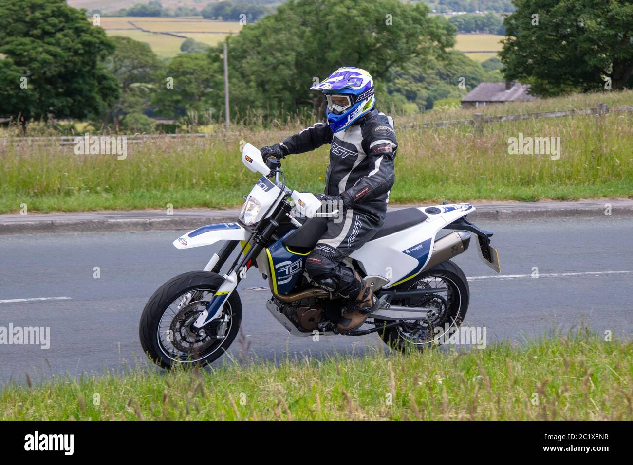 WEISSES HUSQVARNA 701 Supermoto 2016 Motorrad; Motorradfahrer; zweirädriger Transport, Motorräder, Fahrzeug, Straßen, Motorräder, Radfahrer, die in Chorley, Großbritannien, unterwegs sind Stockfoto