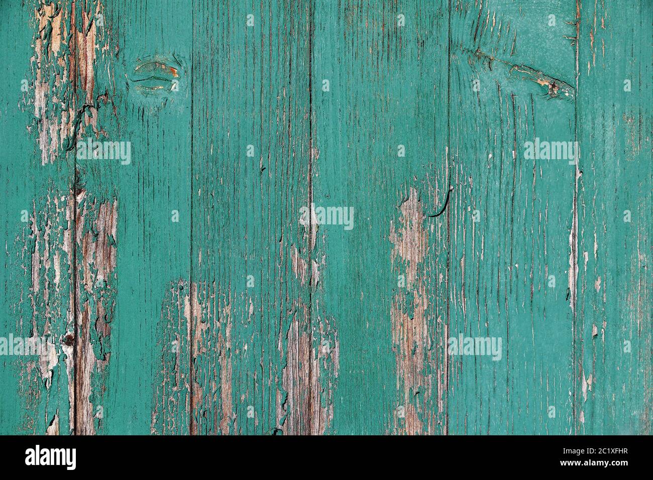 Eine kaputte, marode Holzwand mit alter blauer Farbe Stockfoto