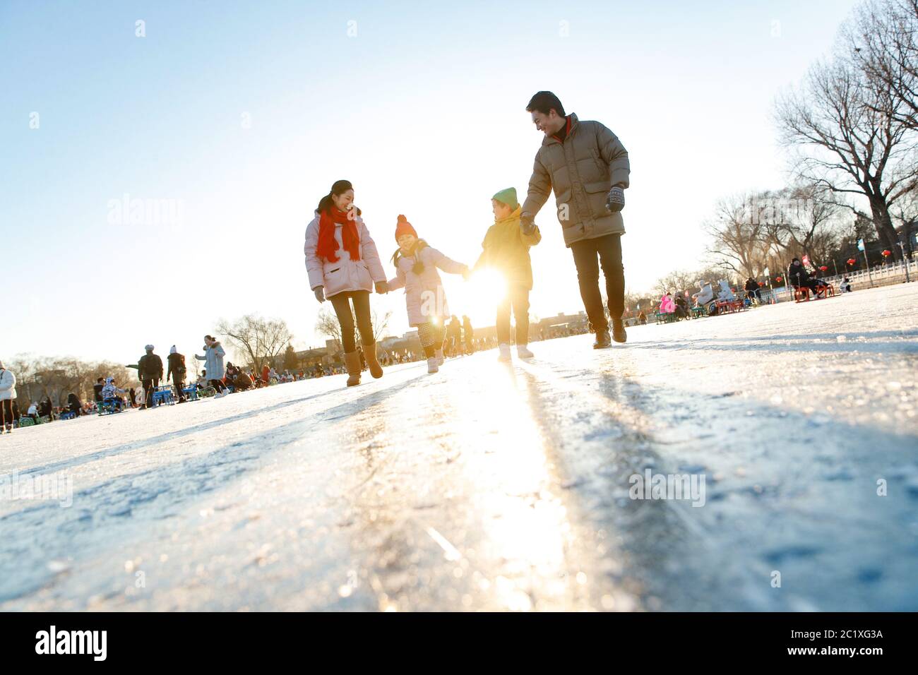 Glück Skating Familie Hand in Hand Stockfoto