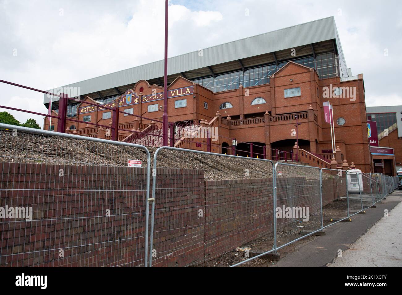 Fechten in Villa Park, Birmingham, vor dem Premier League Neustart, der mit Aston Villa V Sheffield United am Mittwochabend beginnt installiert. Stockfoto