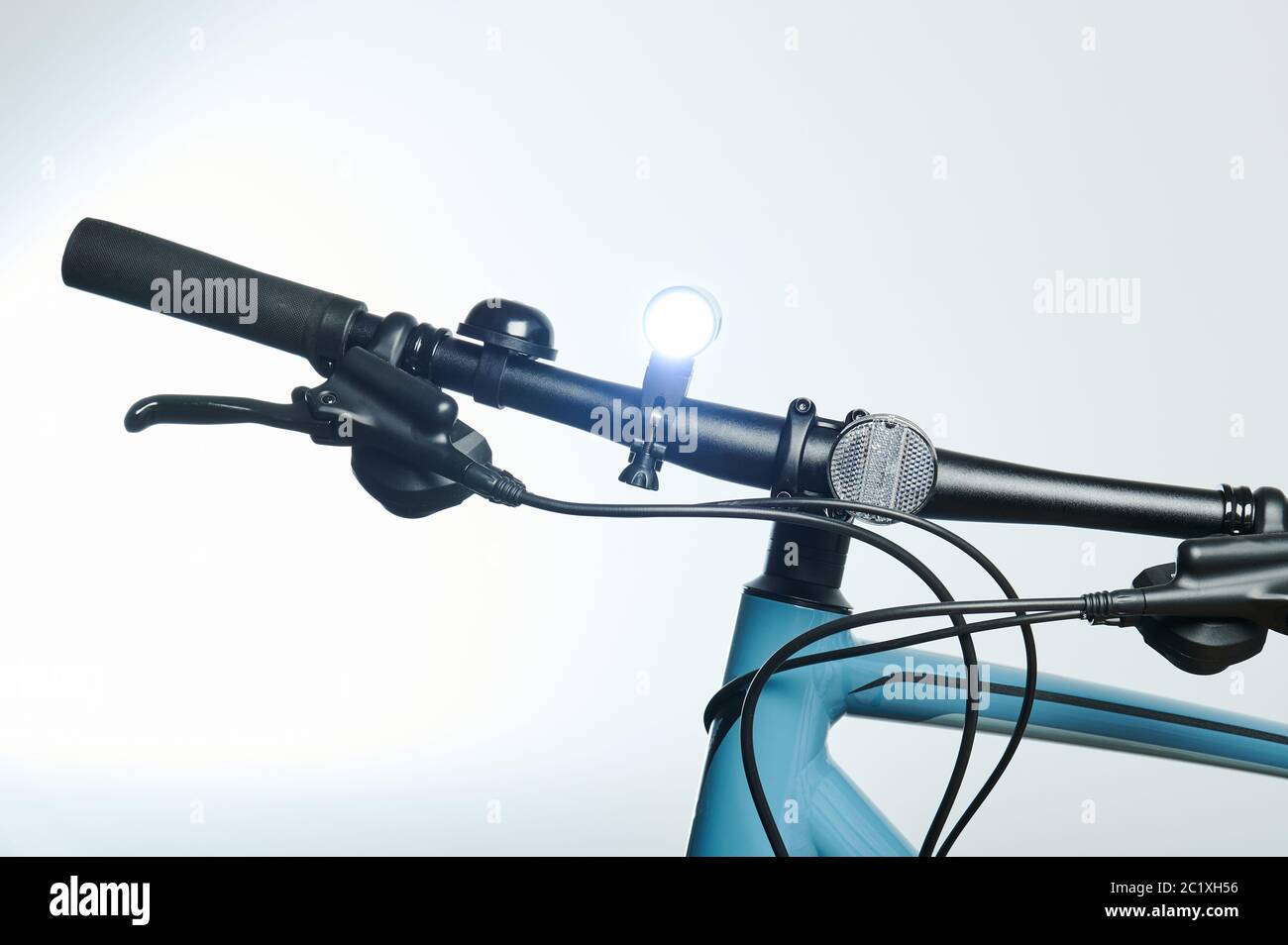 Blitzlicht auf Fahrradgriff Bar isoliert auf weißem Hintergrund Stockfoto