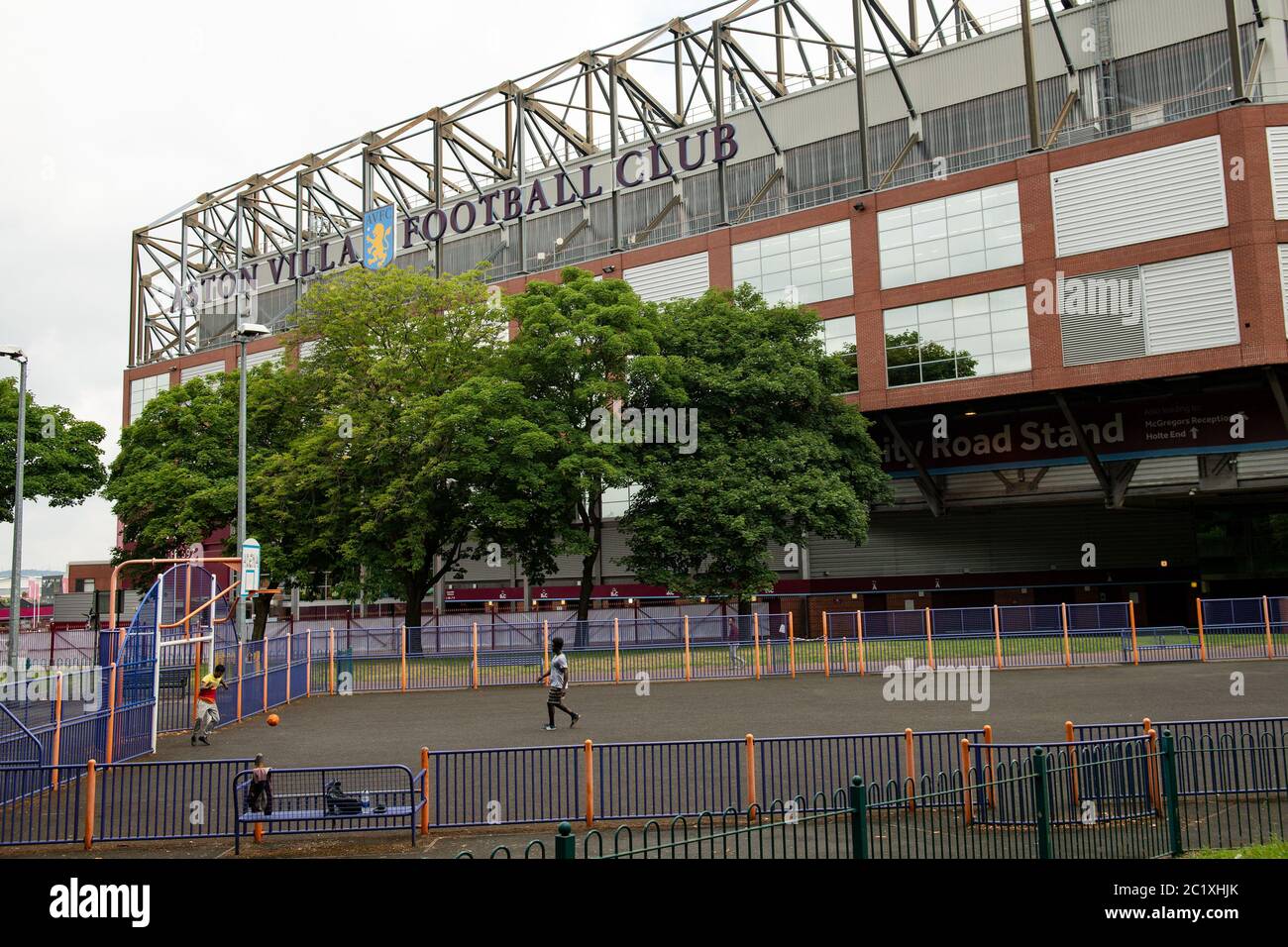 Neben Villa Park, Birmingham, spielen Jungen Fußball, bevor der Premier League-Neustart mit Aston Villa gegen Sheffield United am Mittwochabend beginnt. Stockfoto