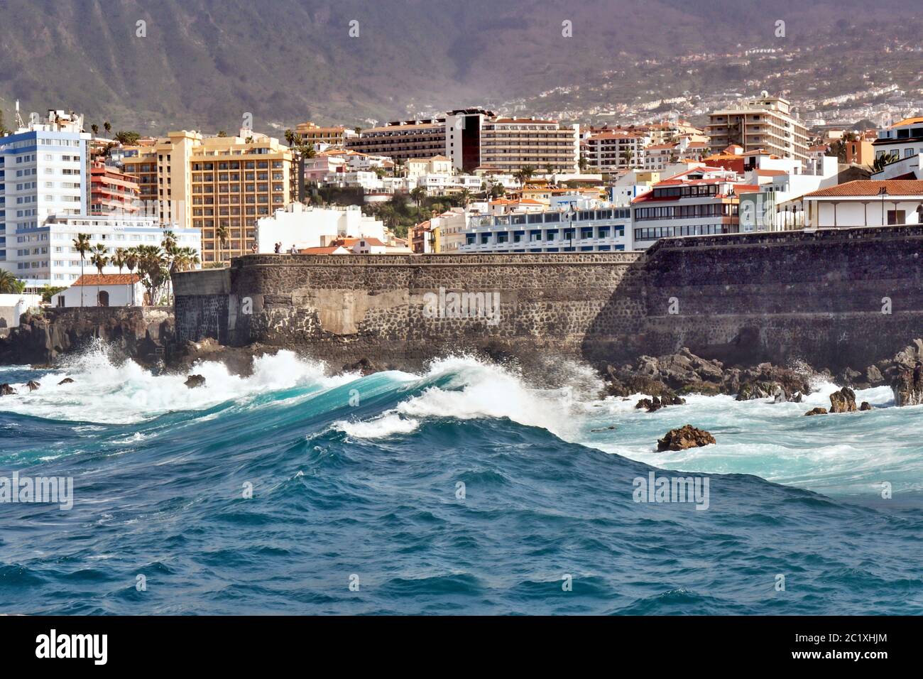 Blick auf die Altstadt vom Atlantik auf Puerto de la Cruz Stockfoto