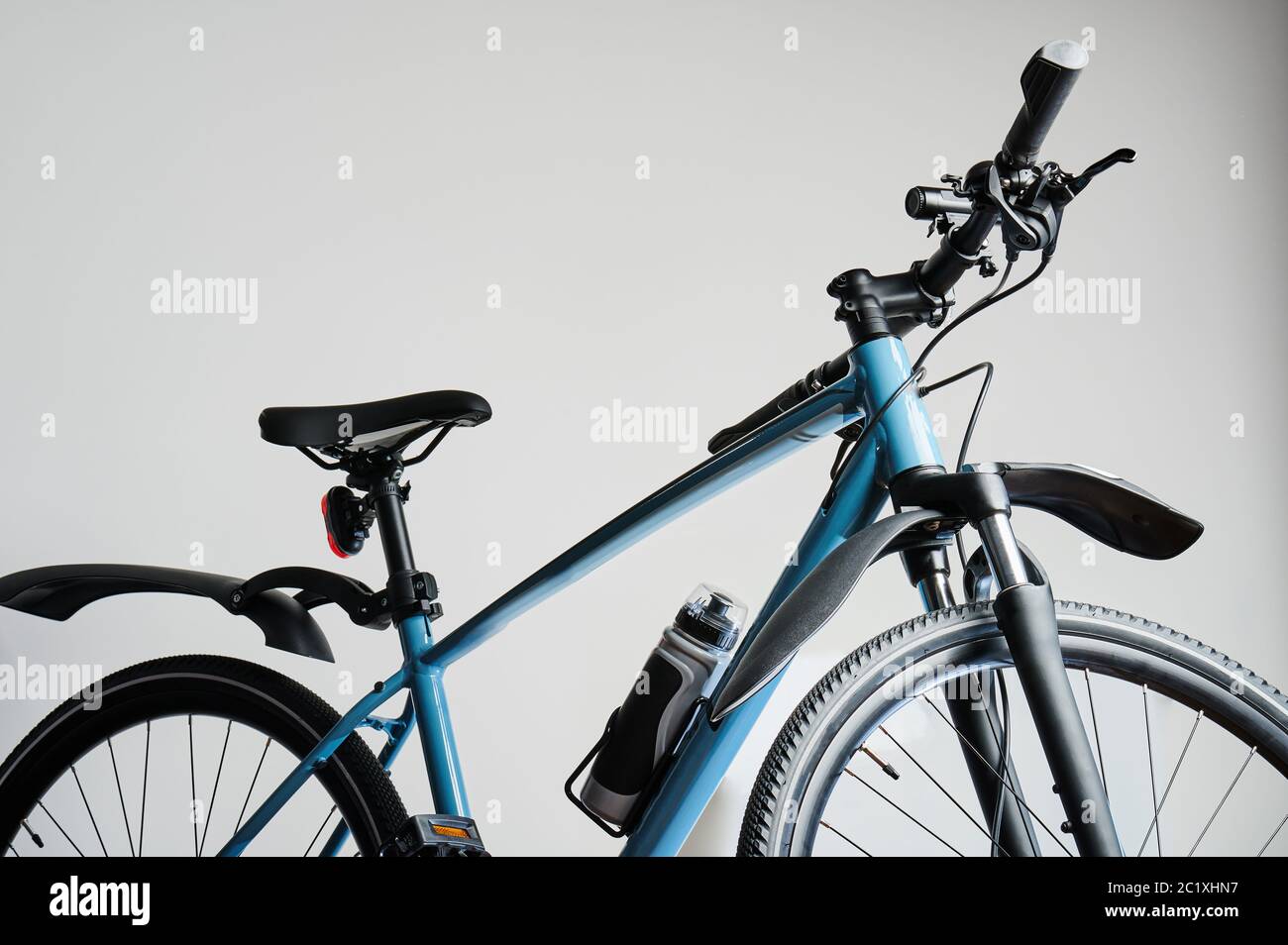Neue blaue Fahrrad isoliert oben Teil Ansicht. Helthy Lifestyle-Thema Stockfoto