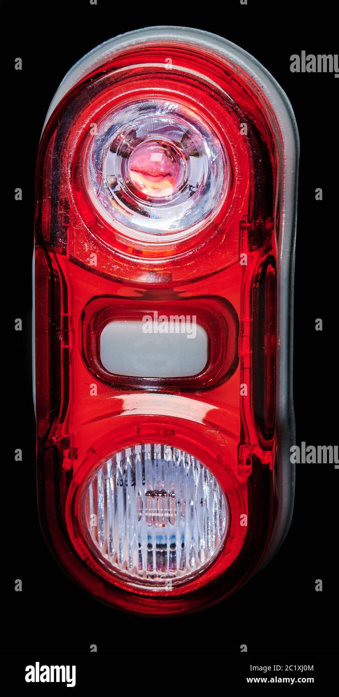 Rote Fahrradlampe hinten mit Knopf isoliert Nahaufnahme Stockfoto