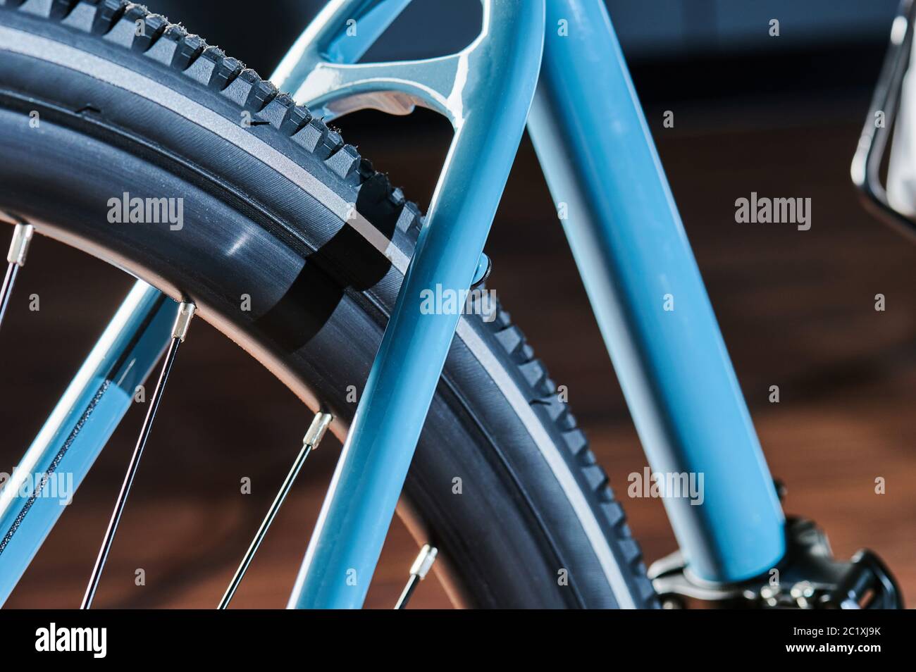 Blauer Rahmen des Fahrrads mit Reifen Nahaufnahme Stockfoto