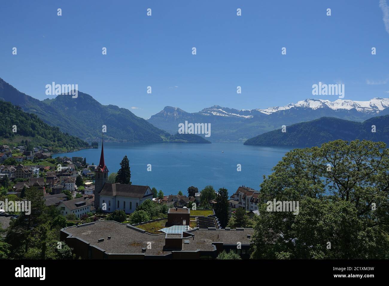 Vierwaldstättersee in der Schweiz mit den umliegenden Bergen. Stockfoto