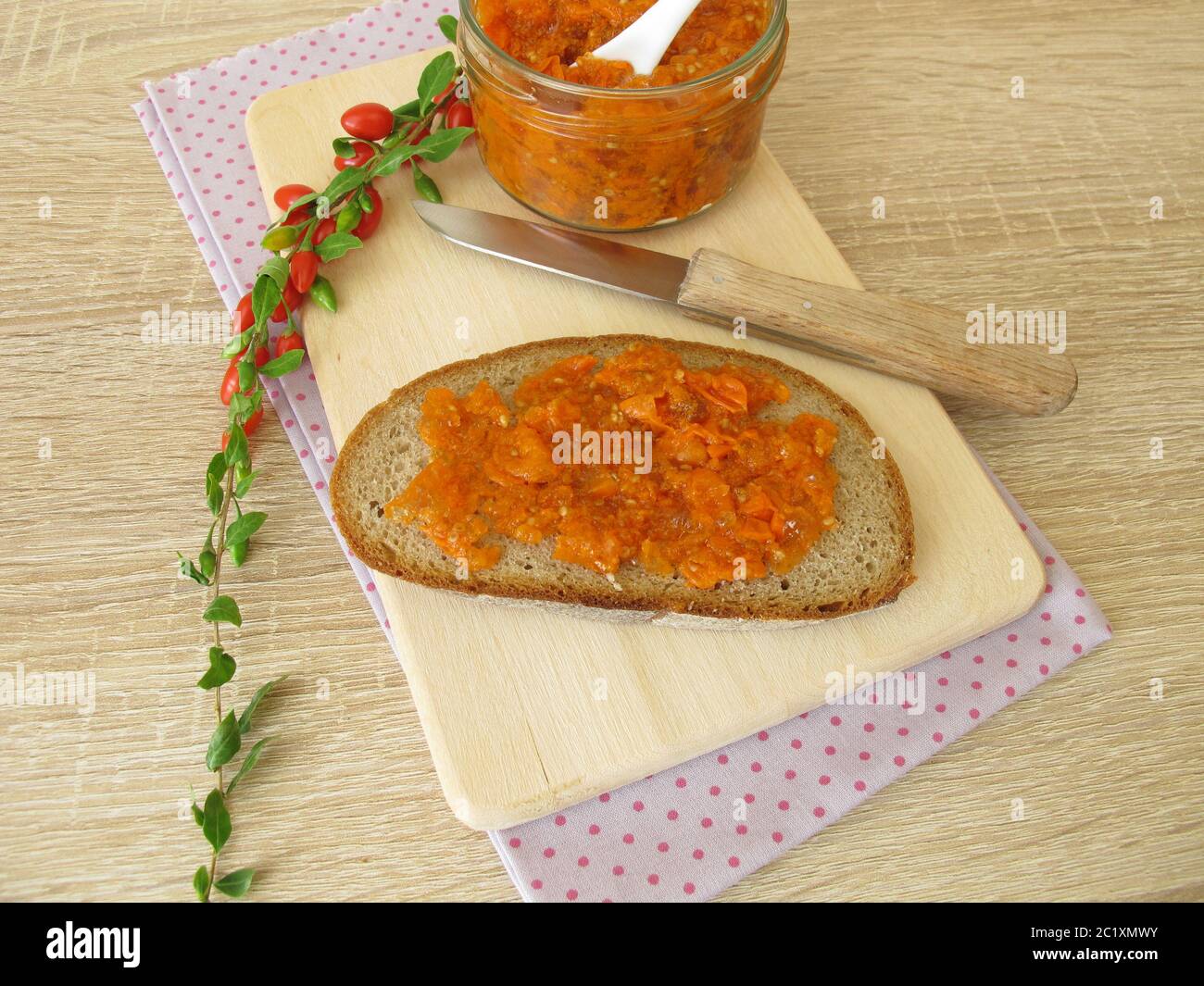 Goji-Beerenmarmelade auf einer Brotscheibe zum Frühstück Stockfoto