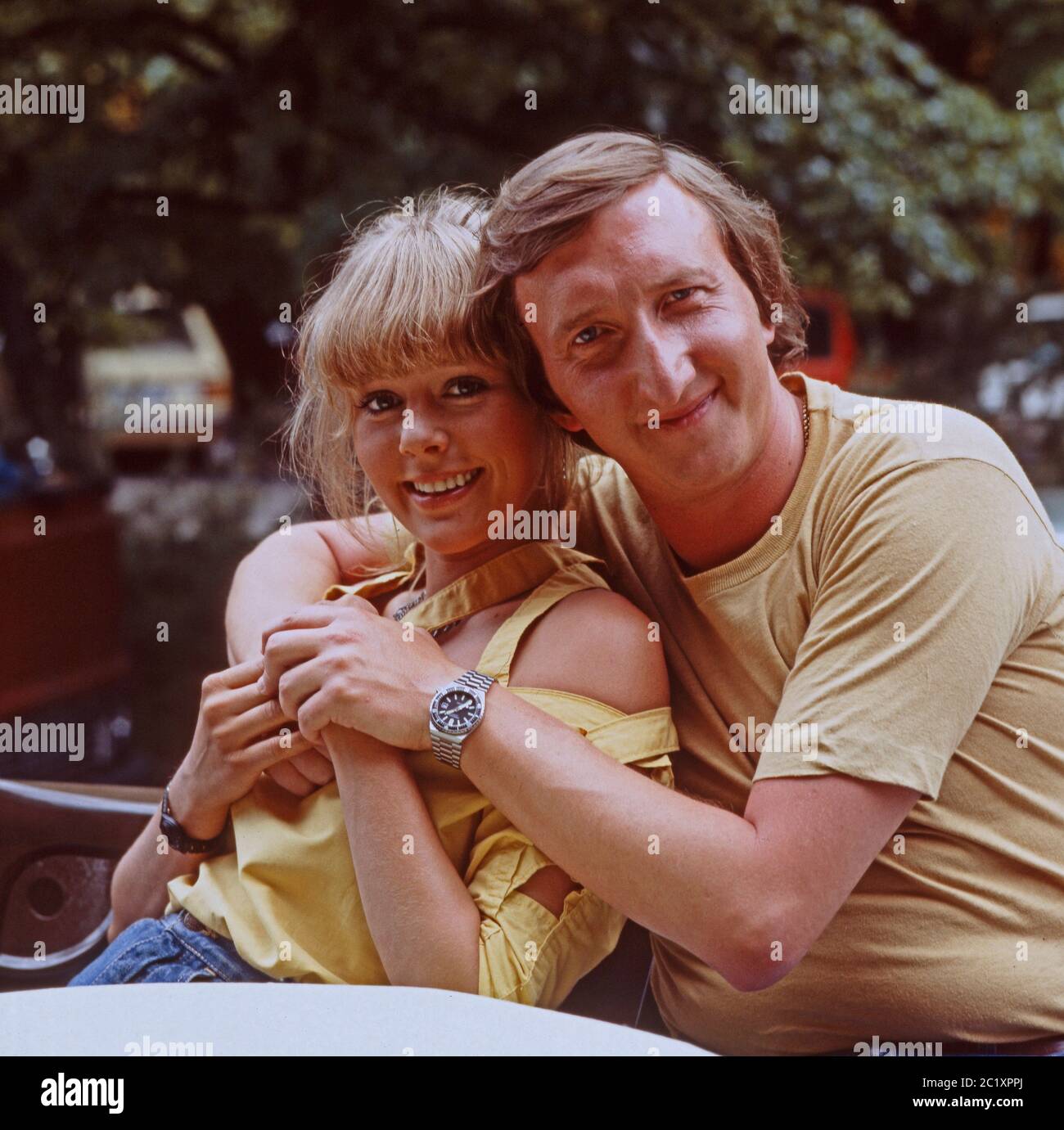 Mike Kruger Deutscher Komiker Schauspieler Und Sanger Mit Ehefrau Birgit In Hamburg Deutschland Um 1983 Der Deutsche Komiker Schauspieler Und Sanger Mike Krueger Mit Seiner Frau Birgit In Hamburg Um 1983 Stockfotografie Alamy