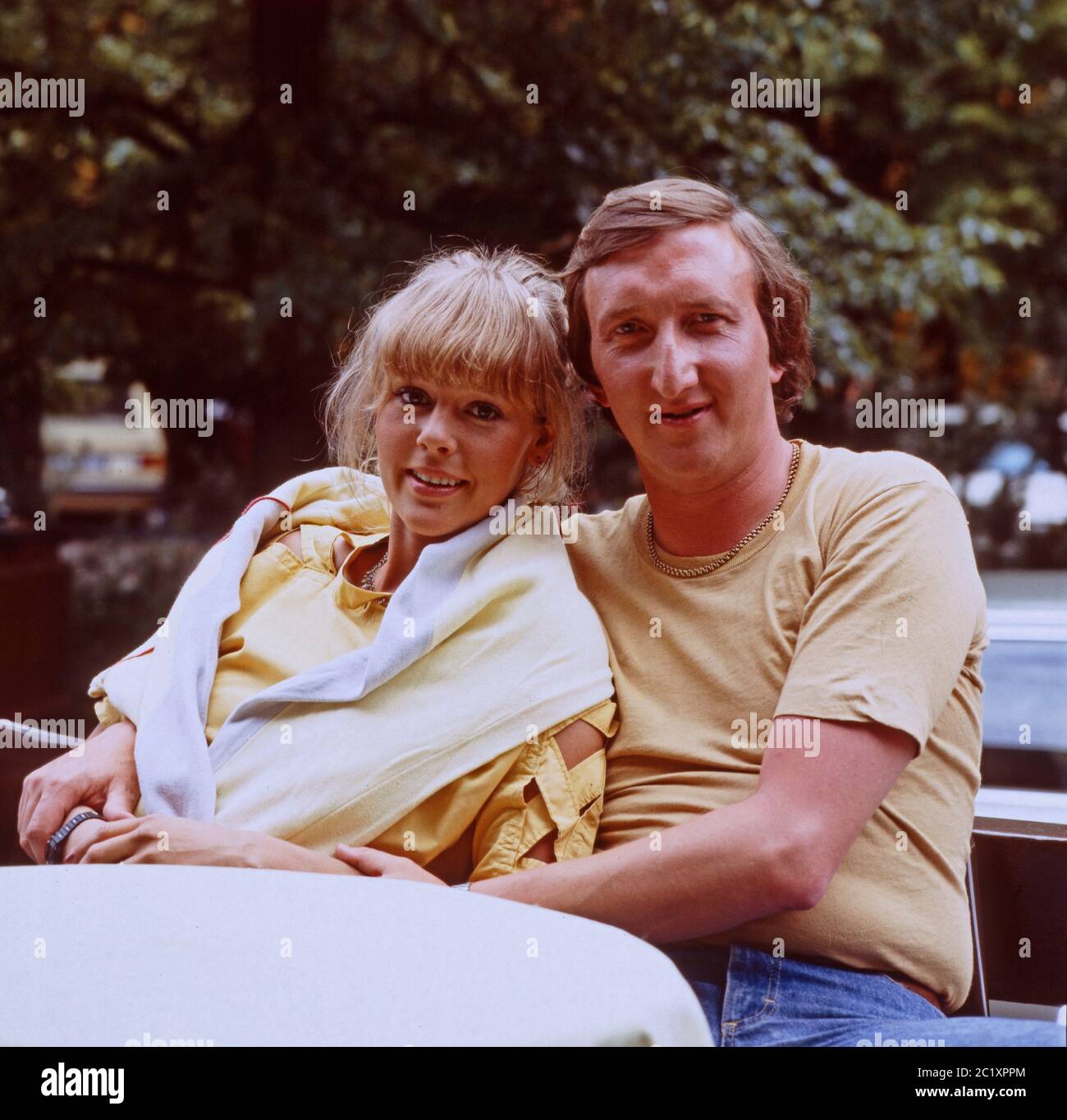 Mike Kruger Deutscher Komiker Schauspieler Und Sanger Mit Ehefrau Birgit In Hamburg Deutschland Um 1983 Der Deutsche Komiker Schauspieler Und Sanger Mike Krueger Mit Seiner Frau Birgit In Hamburg Um 1983 Stockfotografie Alamy