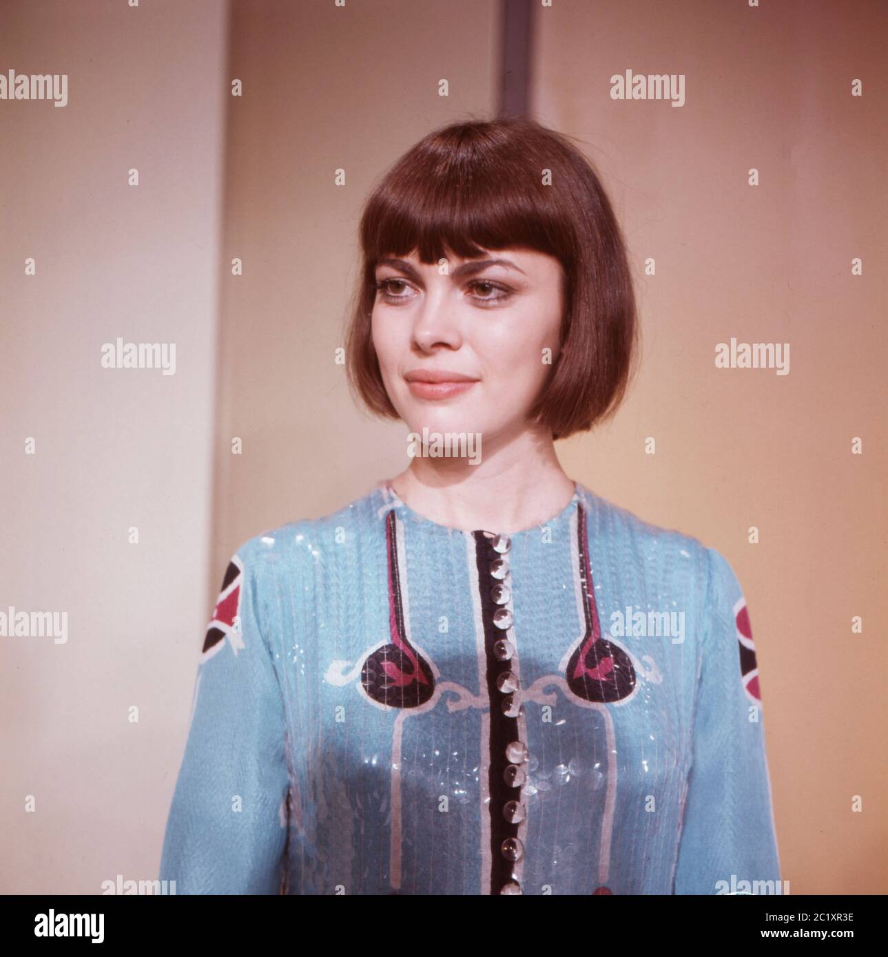 Mireille Mathieu, französische Sängerin, bei einem Auftritt im deutschen Fernsehen, Deutschland um 1971. Die französische Sängerin Mireille Mathieu spielt im deutschen Fernsehen, Deutschland um 1971. Stockfoto