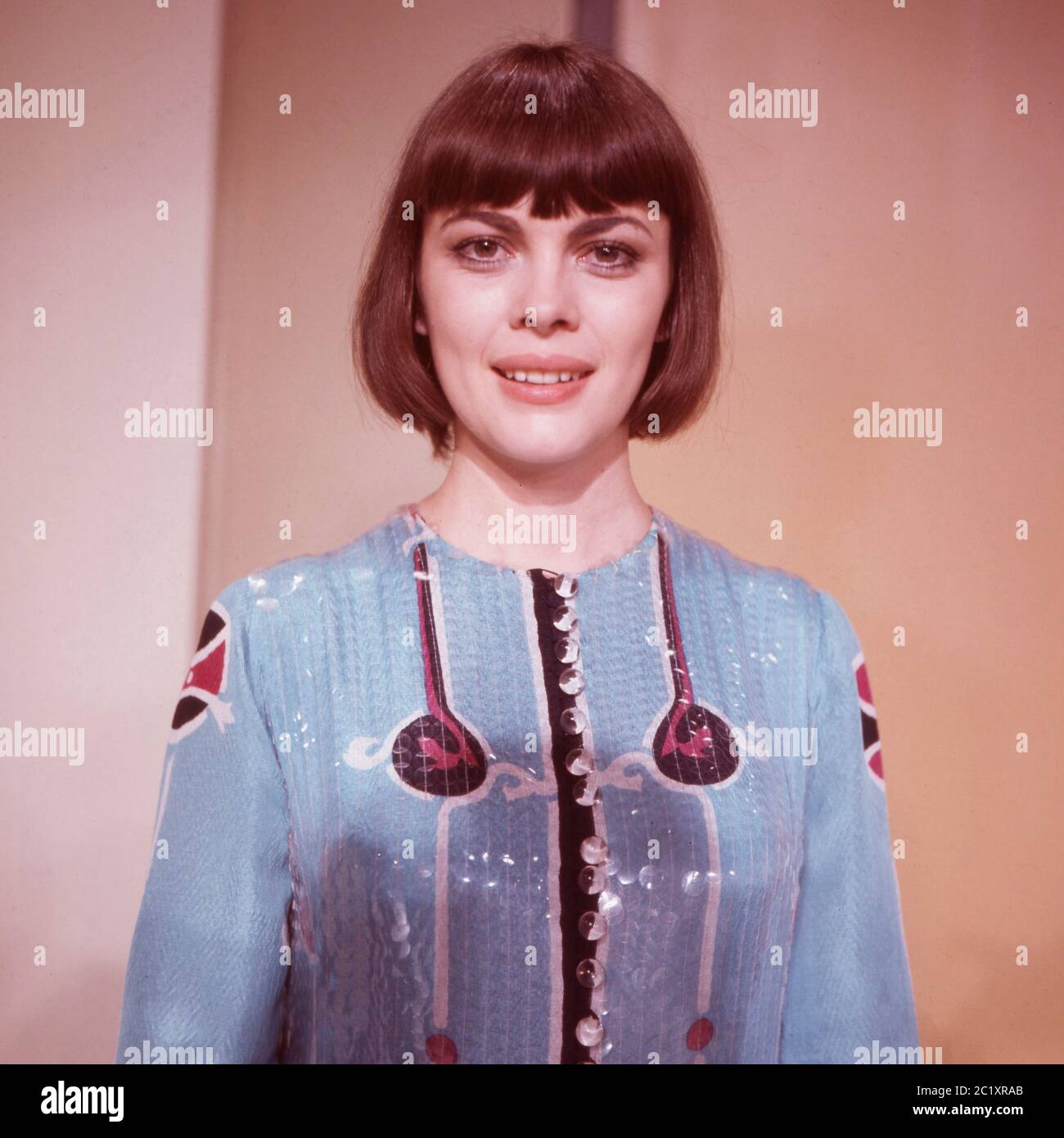 Mireille Mathieu, französische Sängerin, bei einem Auftritt im deutschen Fernsehen, Deutschland um 1971. Die französische Sängerin Mireille Mathieu spielt im deutschen Fernsehen, Deutschland um 1971. Stockfoto