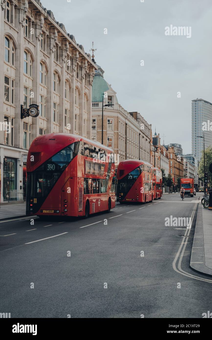 London, Großbritannien - 13. Juni 2020: Reihe moderner roter Doppeldeckerbusse auf der Tottenham Court Road, London. Ikonische rote Busse sind ein integraler Bestandteil des Verkehrs Stockfoto