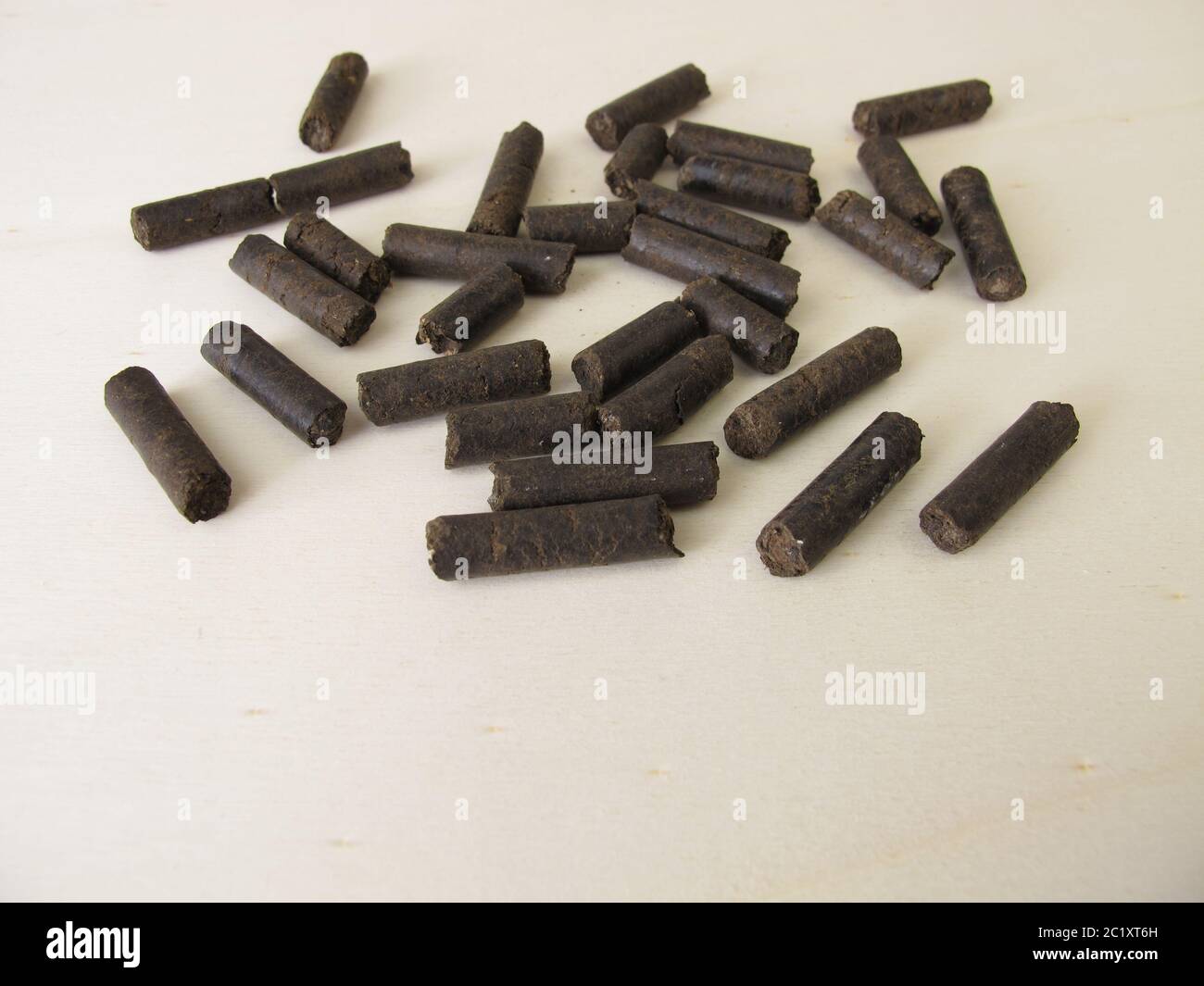 Pferdemist-Pellets zum Dngen auf Holzbrett Stockfotografie - Alamy