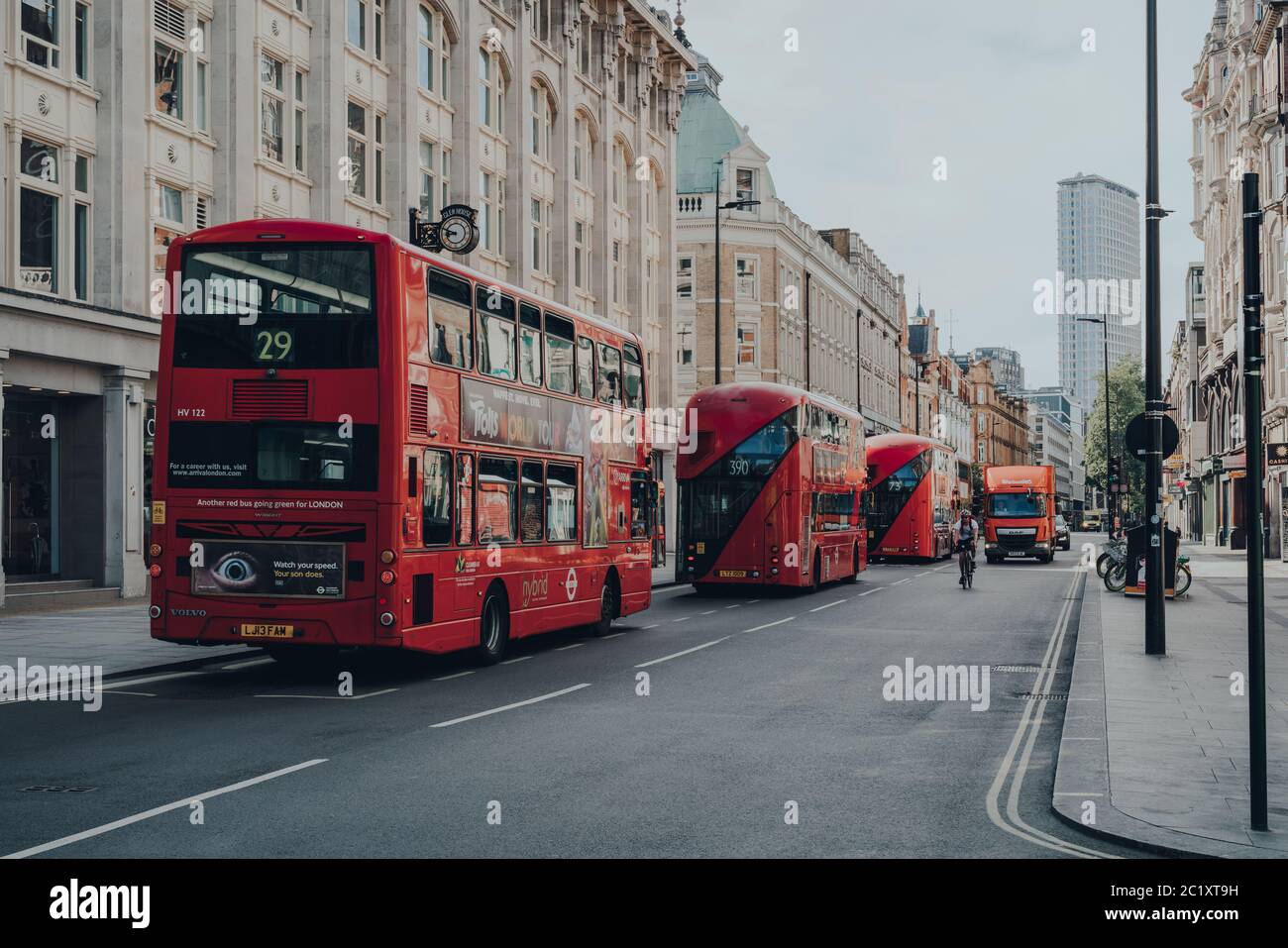 London, Großbritannien - 13. Juni 2020: Reihe moderner roter Doppeldeckerbusse auf der Tottenham Court Road, London. Ikonische rote Busse sind ein integraler Bestandteil des Verkehrs Stockfoto