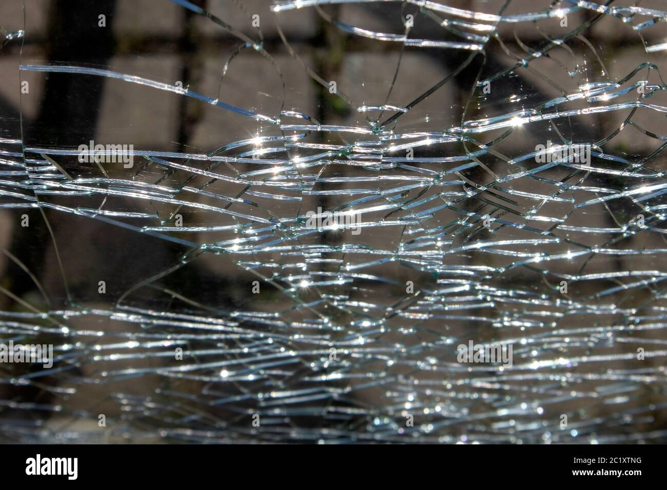Zerbrochenes Glas an einer Bushaltestelle Stockfoto
