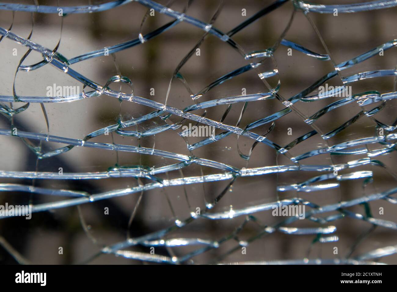 Zerbrochenes Glas an einer Bushaltestelle Stockfoto