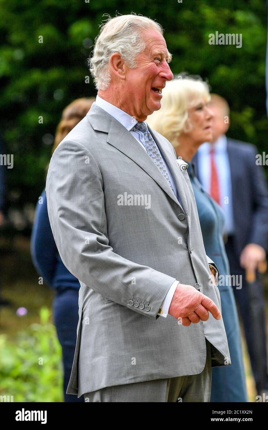 Der Prinz von Wales und die Herzogin von Cornwall treffen sich bei einem Besuch im Gloucestershire Royal Hospital mit Schlüsselarbeitern an vorderster Front, die auf die COVID-19-Pandemie reagiert haben. Stockfoto