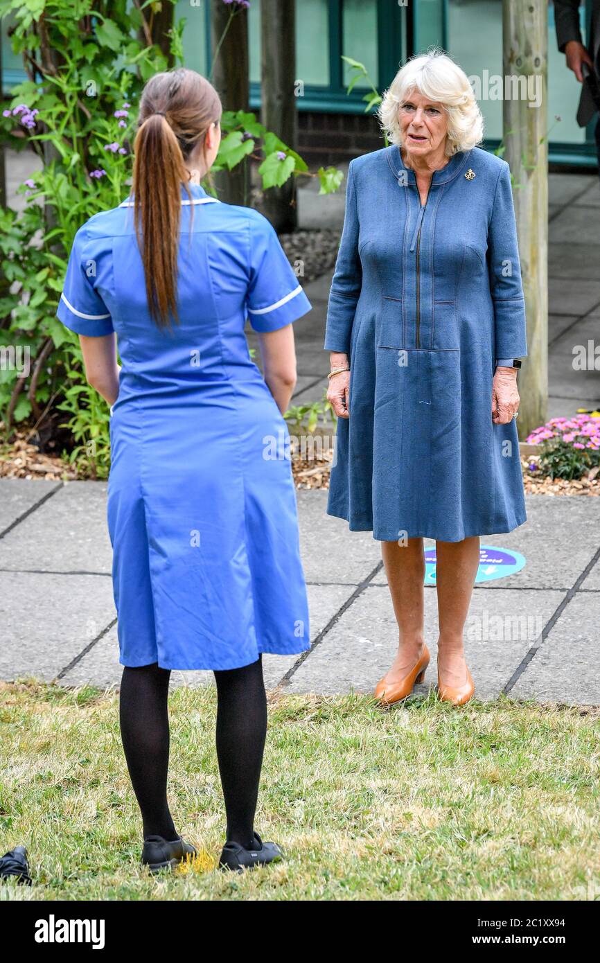 Die Herzogin von Cornwall plaudert mit der Krankenschwester Lucy Pugh, die sich mit Schlüsselarbeitern an vorderster Front trifft, die während eines Besuchs im Gloucestershire Royal Hospital auf die COVID-19-Pandemie reagiert haben. Stockfoto