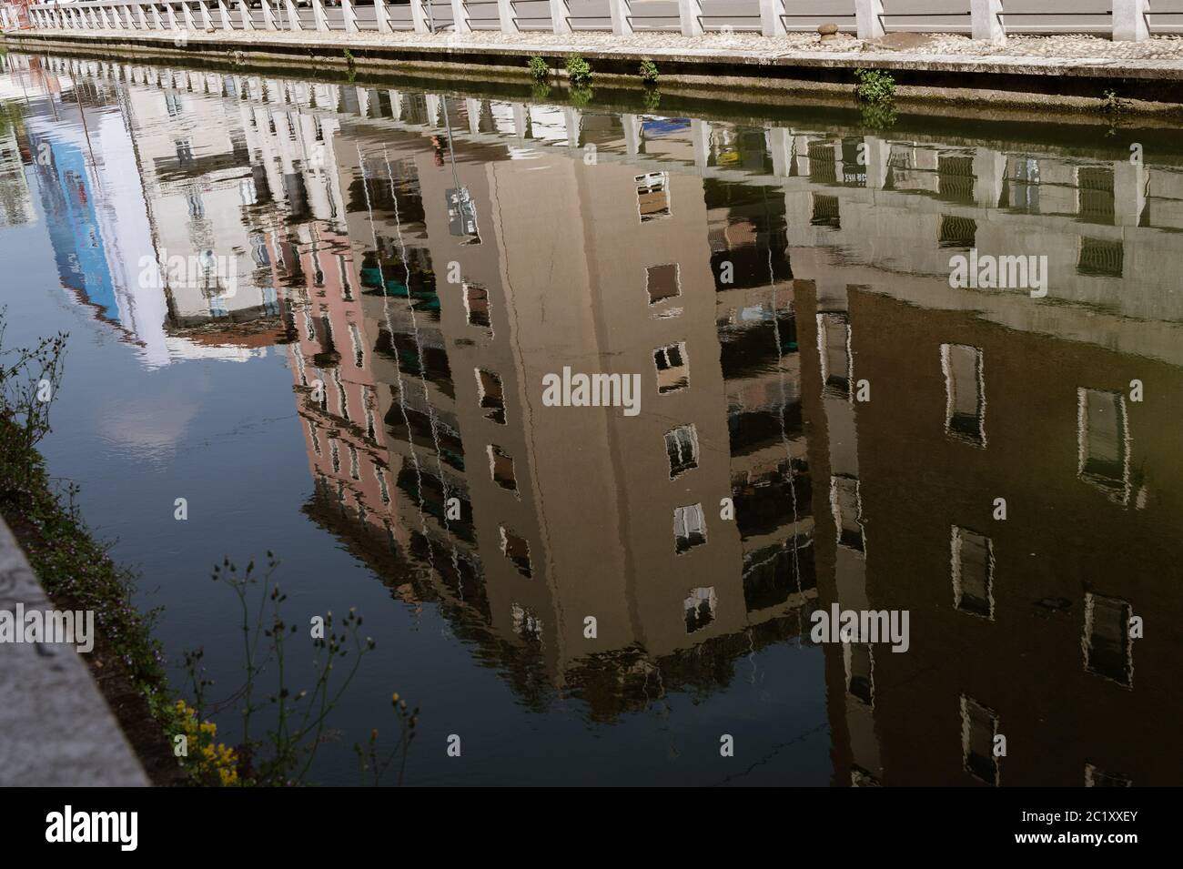 Häuser, die in einem Kanal liegen Stockfoto