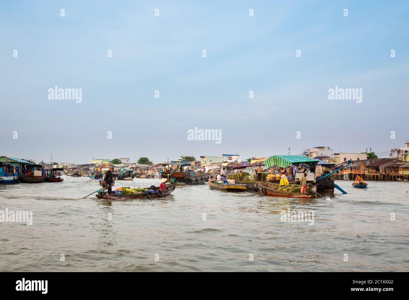 Can Tho, Vietnam - Februar 2020 : Floating Morgenmarkt Cai Rang. Lokaler Markt für frische Lebensmittel. Stockfoto