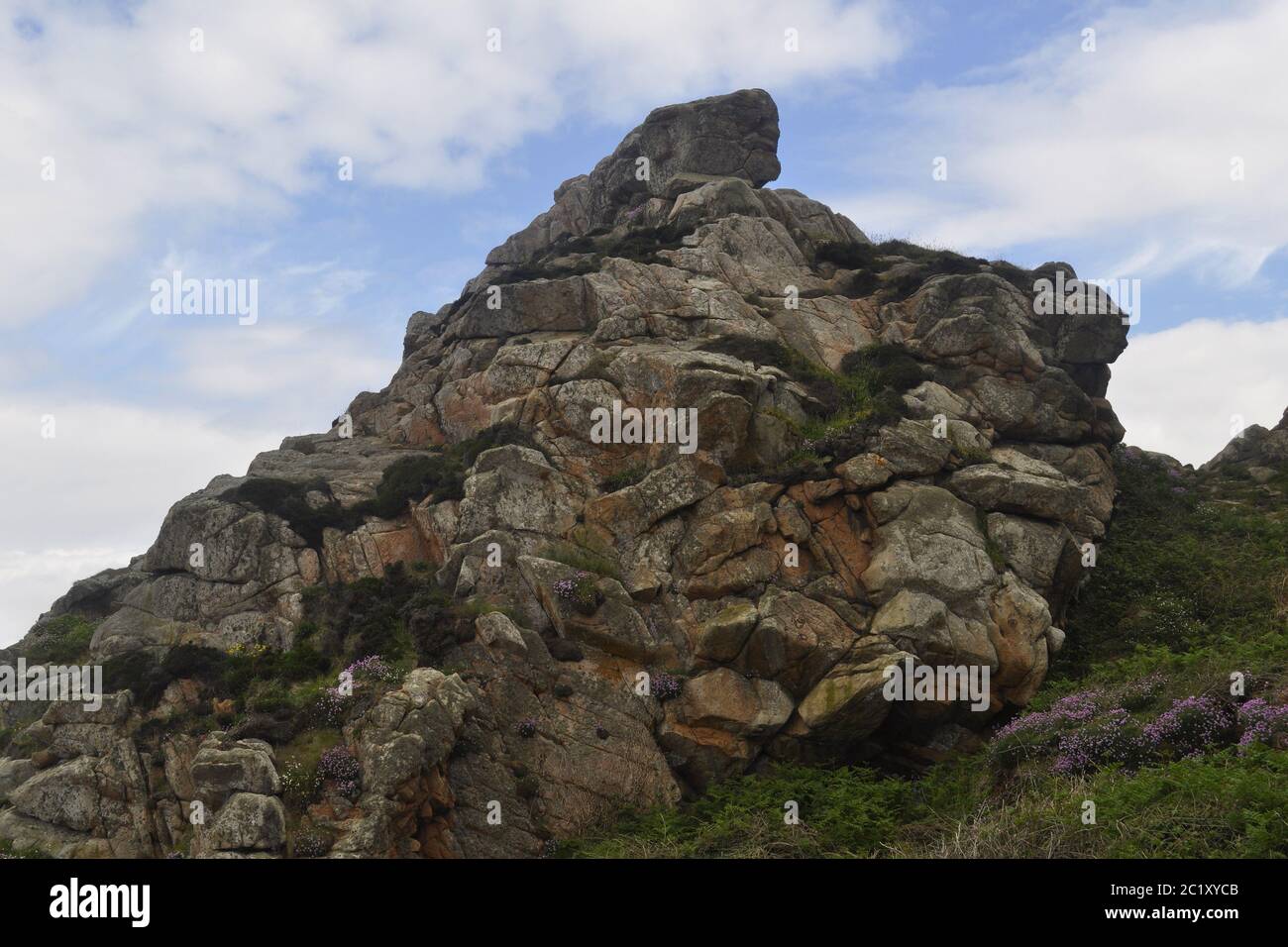 Felskulptur vor dem Himmel in Primel Tregastel, Bretagne, Frankreich Stockfoto