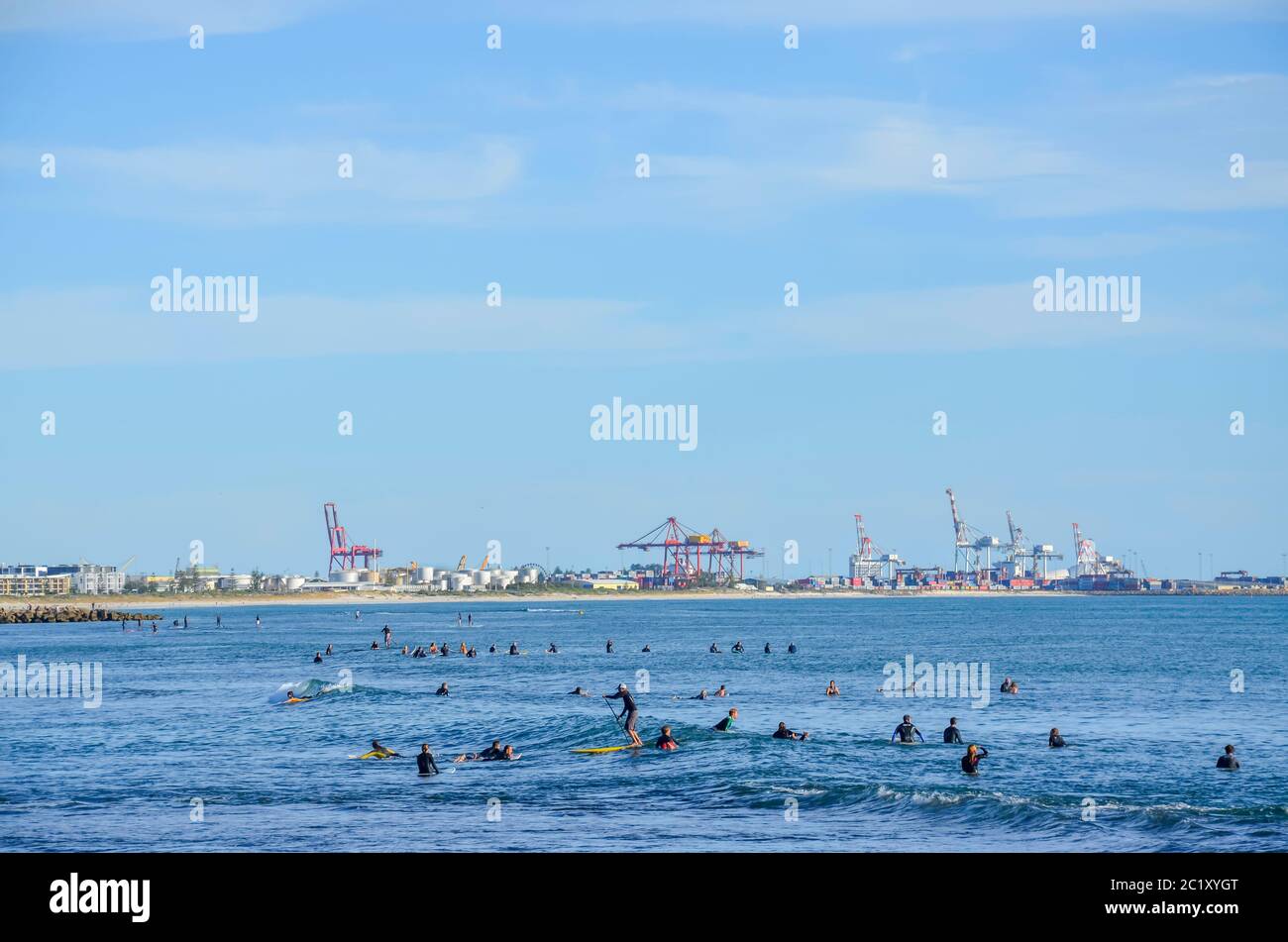 Surfbretter und Paddle-Boarder am Cottesloe Beach in Perth Western Australia mit der Hafenstadt Fremantle im Hintergrund Stockfoto