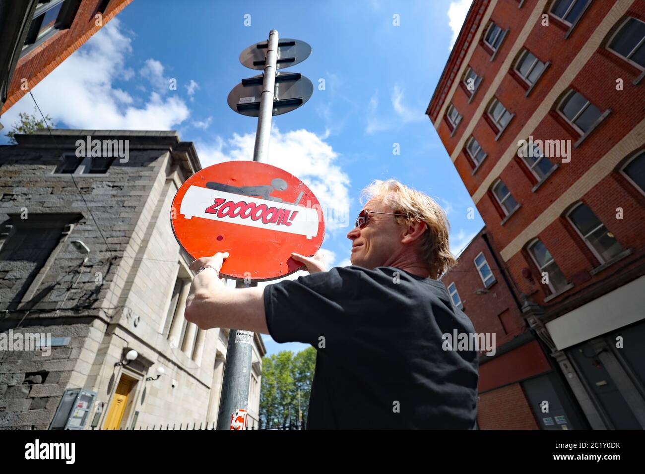 Straßenkünstler Frank O'Dea mit seinem Stück 'Zoom' - Handsprühfarbe auf altem Bergungszeichen im Stadtzentrum von Dublin. Inspiriert durch die dramatische Zunahme der Menschen, die die Zoom-Konferenzanruf-Anwendung seit dem Ausbruch der Coronavirus-Pandemie nutzen. Stockfoto