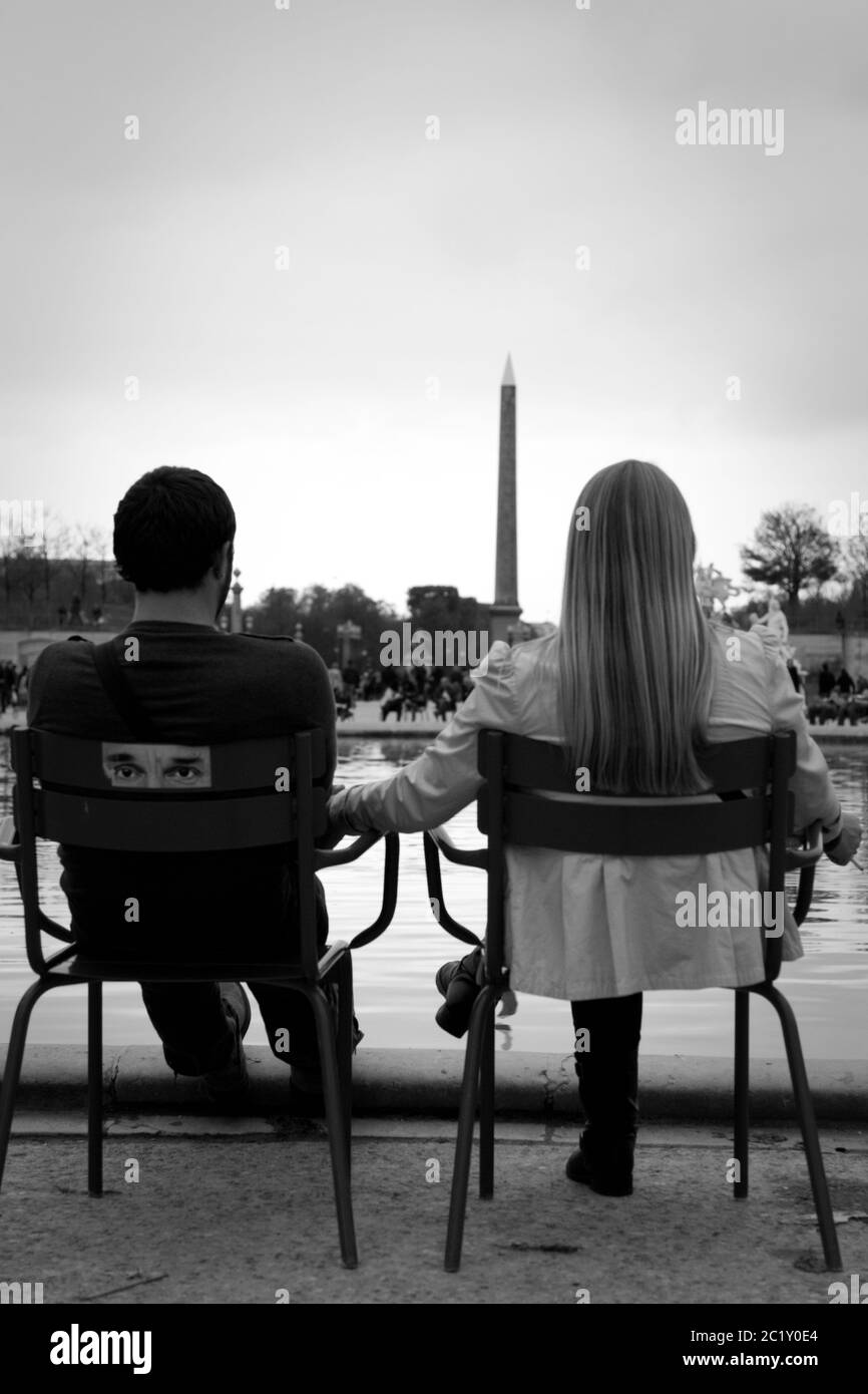 Ein junges Paar setzte sich in Frankreich nieder und schaute auf die Champs Elysees Stockfoto