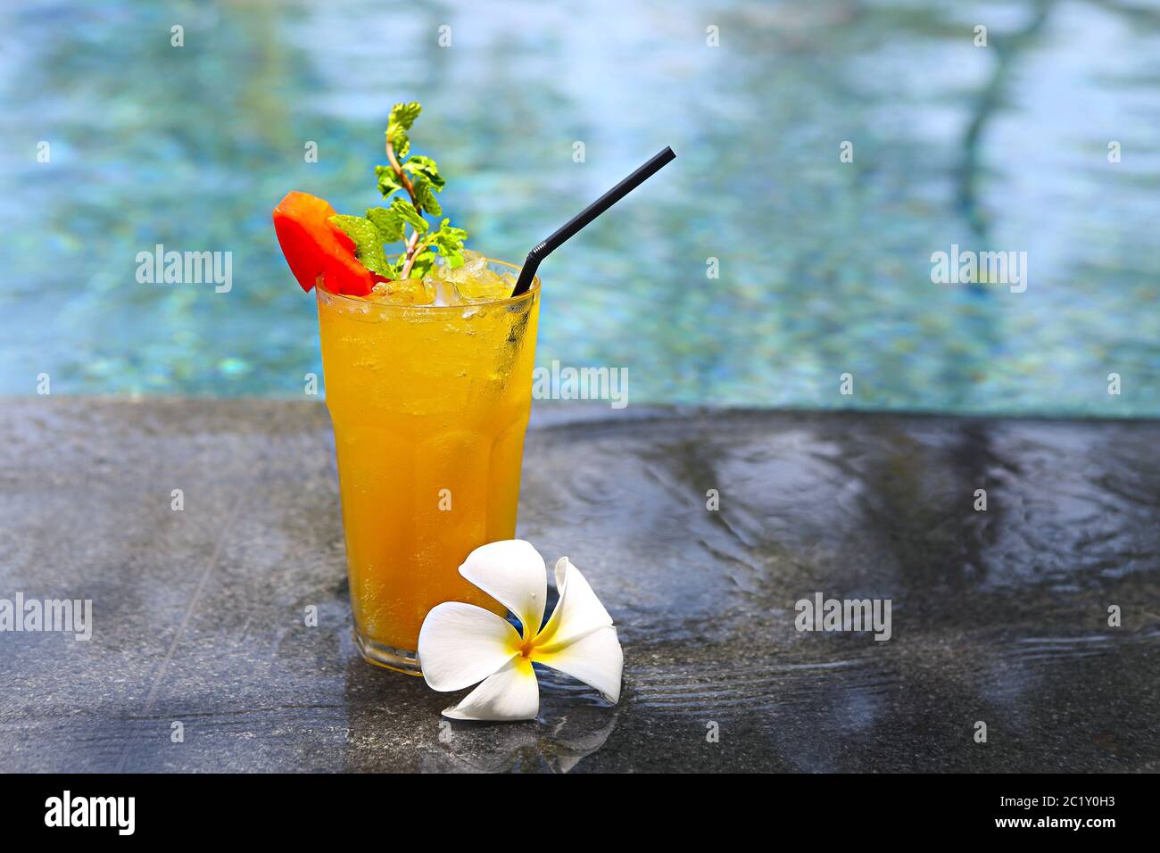 Cocktail Mai Tai mit hellem Rum, dunklem Rum, Orange Curacao, Mandelsirup, Limette, Eiswürfeln, Ananas und Minze am Pool Stockfoto