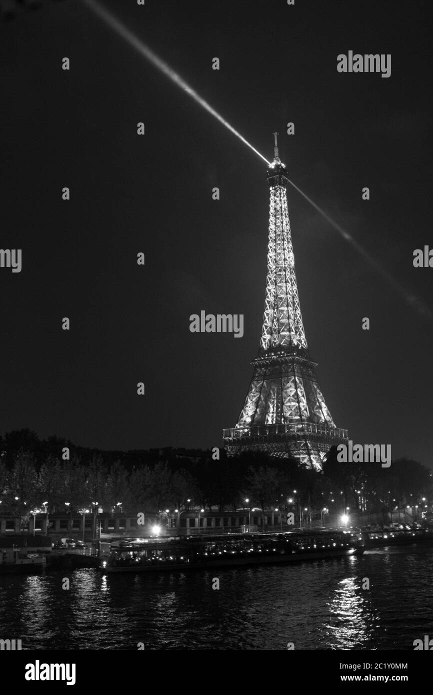 Der Eiffelturm bei Nacht in Paris, Frankreich Stockfoto