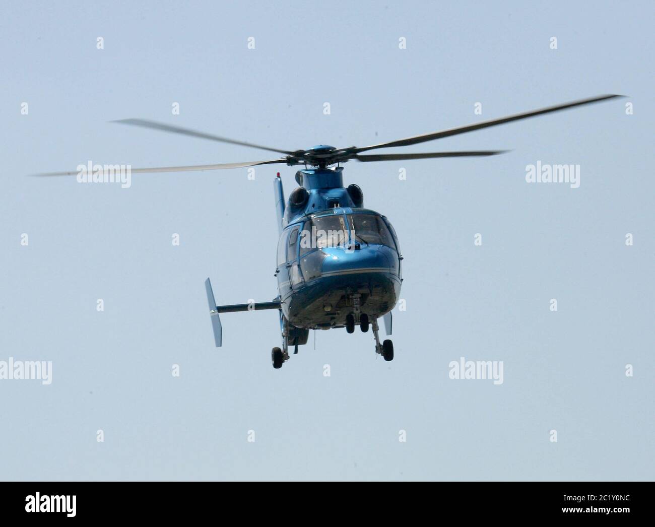 Prinz Andrew, Herzog von York, kommt als Passagier auf der Farnborough International Airshow in einem Eurocopter AS355 ƒcureuil 2, Twin Squirrel Helico Stockfoto