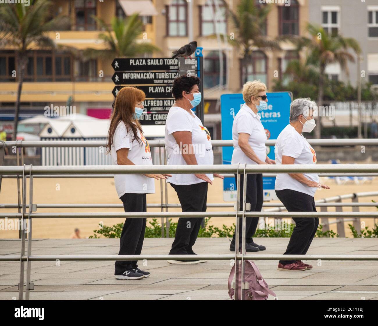 Las Palmas, Gran Canaria, Kanarische Inseln, Spanien. Juni 2020. Tai Chi-Kurs mit Gesichtsbezügen und Blick auf einen touristenfreien Stadtstrand in Las Palmas auf Gran Canaria. Da Spanien ab dem 21. Juni für EU-Touristen geöffnet wird, ohne in Quarantäne gehen zu müssen, ist unklar, ob´s auch britische Staatsangehörige einschließen wird. Der spanische Außenminister kündigte an, dass es eine 14-tägige Quarantäne für Briten geben könnte, als Vergeltung für die britische Quarantäneregel. Quelle: Alan Dawson/Alamy Live News Stockfoto