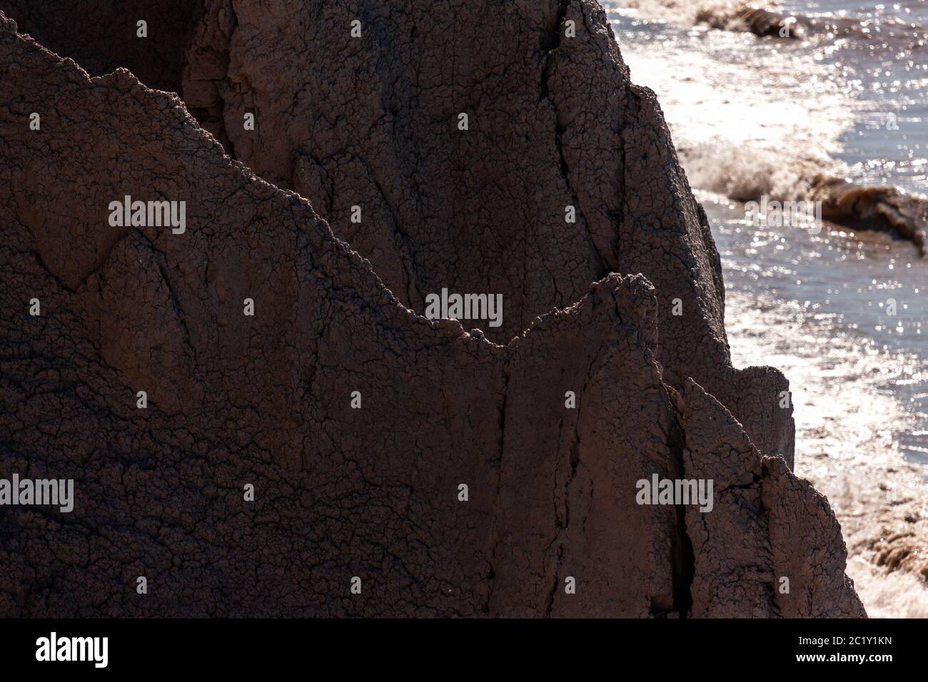 Landschaftsbilder mit Farbbildern, die die Küste des Eriesees entlang des Elgin County in Ontario, Kanada, zeigen, dass die Sandklippen natürlich erodell sind. Stockfoto