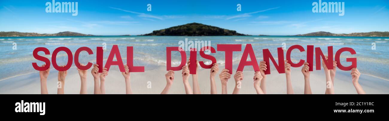 Menschen Hände Halten Wort Soziale Distanzierung, Ozean Hintergrund Stockfoto