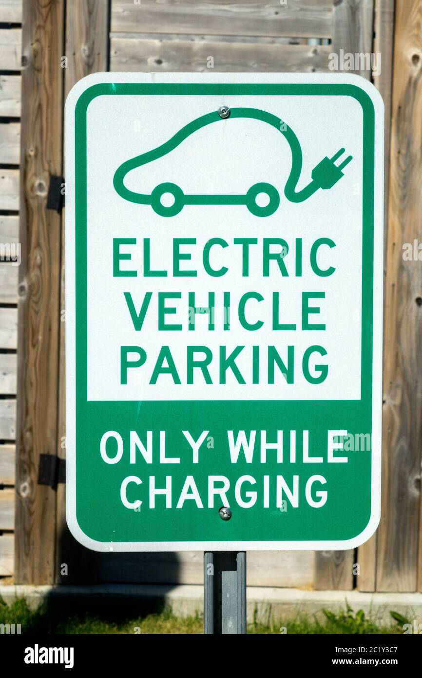Elektrofahrzeug Parkplatz Schild an einer EV Ladestation Woodstock Ontario Kanada Stockfoto