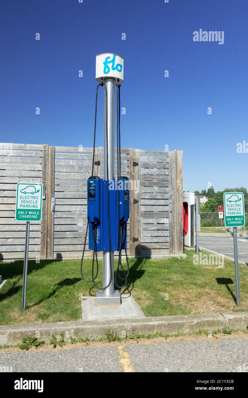 Flo Electric Vehicle Charging Station in Woodstock Ontario Canada EINE Partnerschaft für erneuerbare Energien zwischen den Provinzial- und Bezirksregierungen Stockfoto