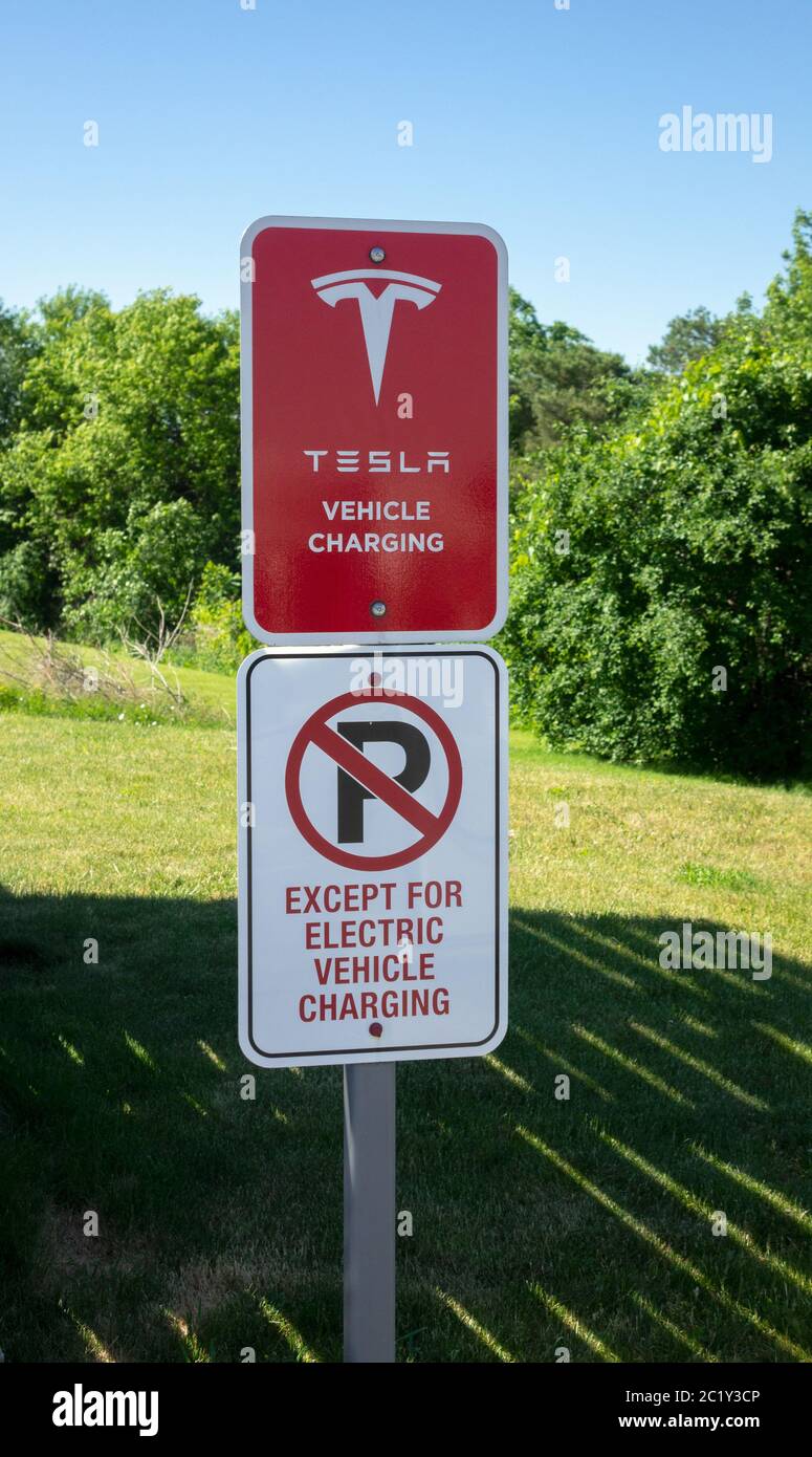 Tesla Electric Car Ladestation Supercharging Network In Woodstock Ontario Canada Parkplatz Schild Stockfoto