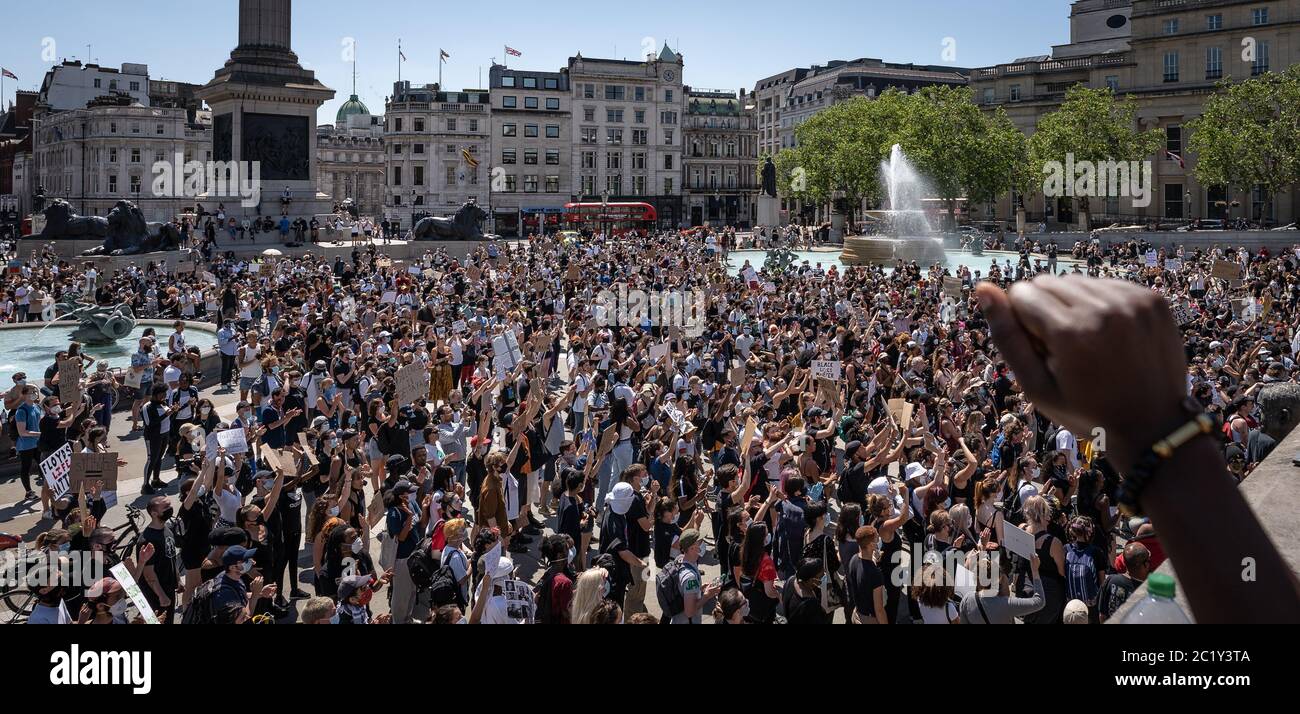 Tausende von Black Lives Matter (BLM) Aktivisten und Unterstützer versammeln sich auf dem Trafalgar Square, um gegen den Tod von George Floyd in den USA zu protestieren. London, Großbritannien. Stockfoto