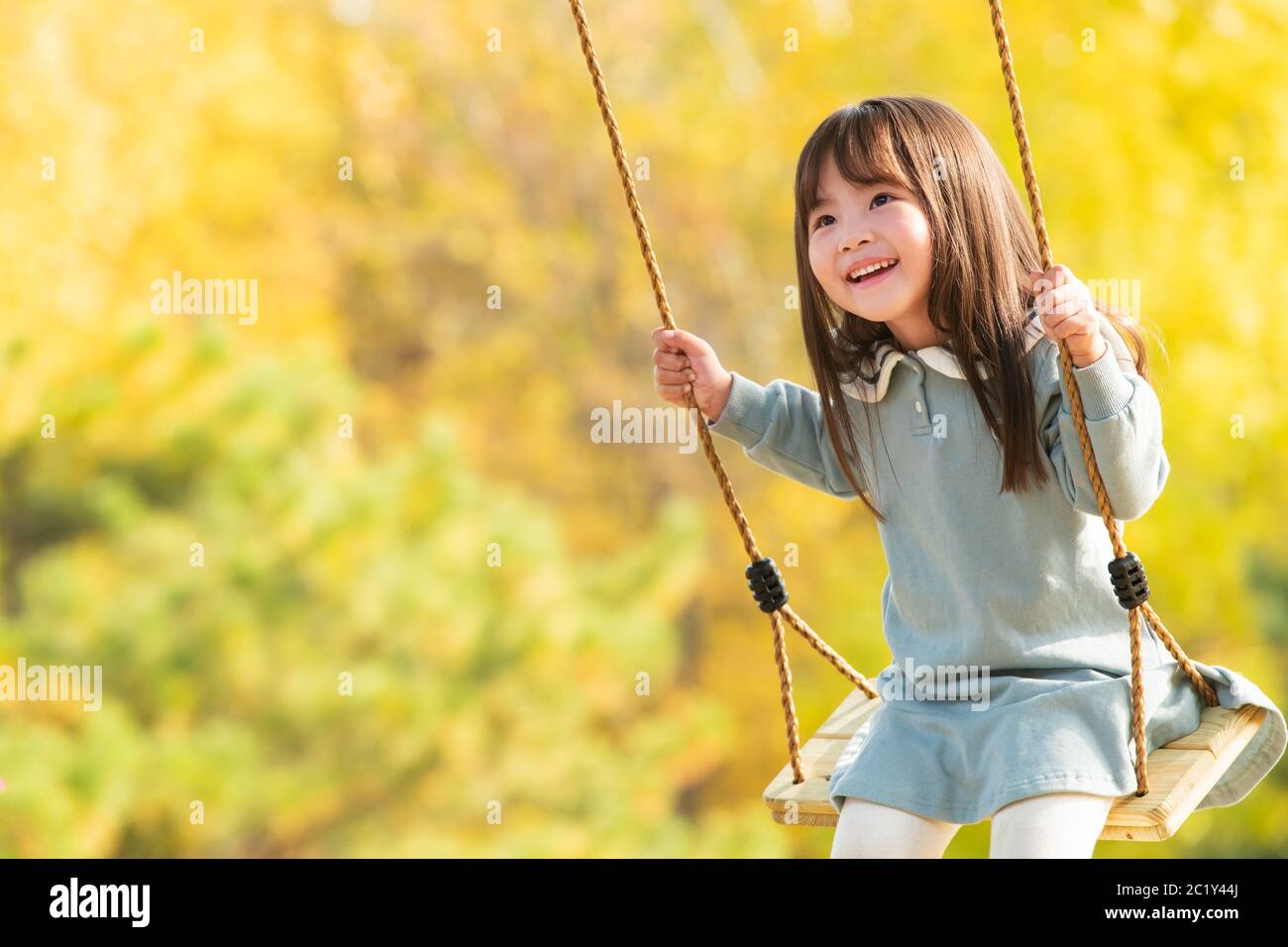 Happy Girl auf den Schaukeln im Park Stockfoto