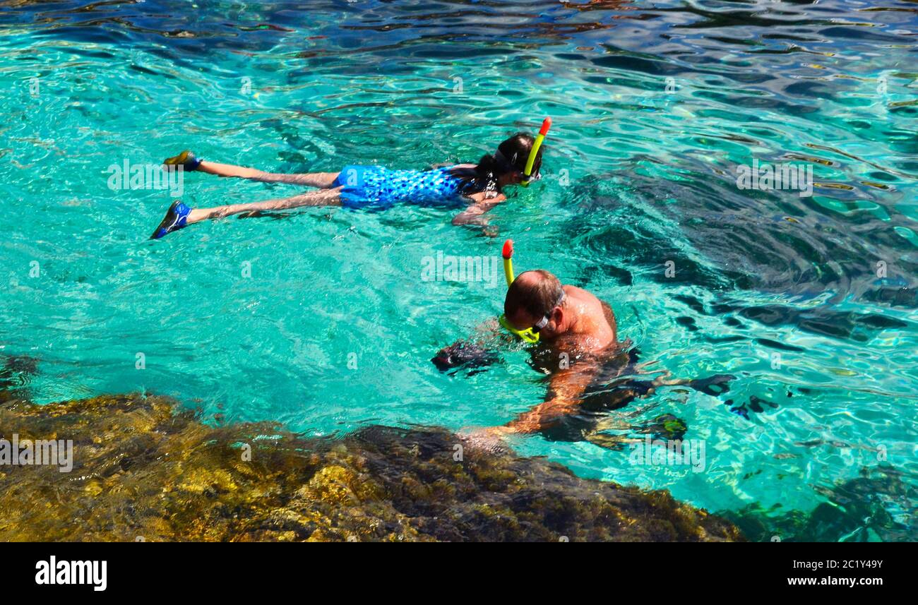 Menschen, die im mittelmeer schnorcheln, Malta Stockfoto
