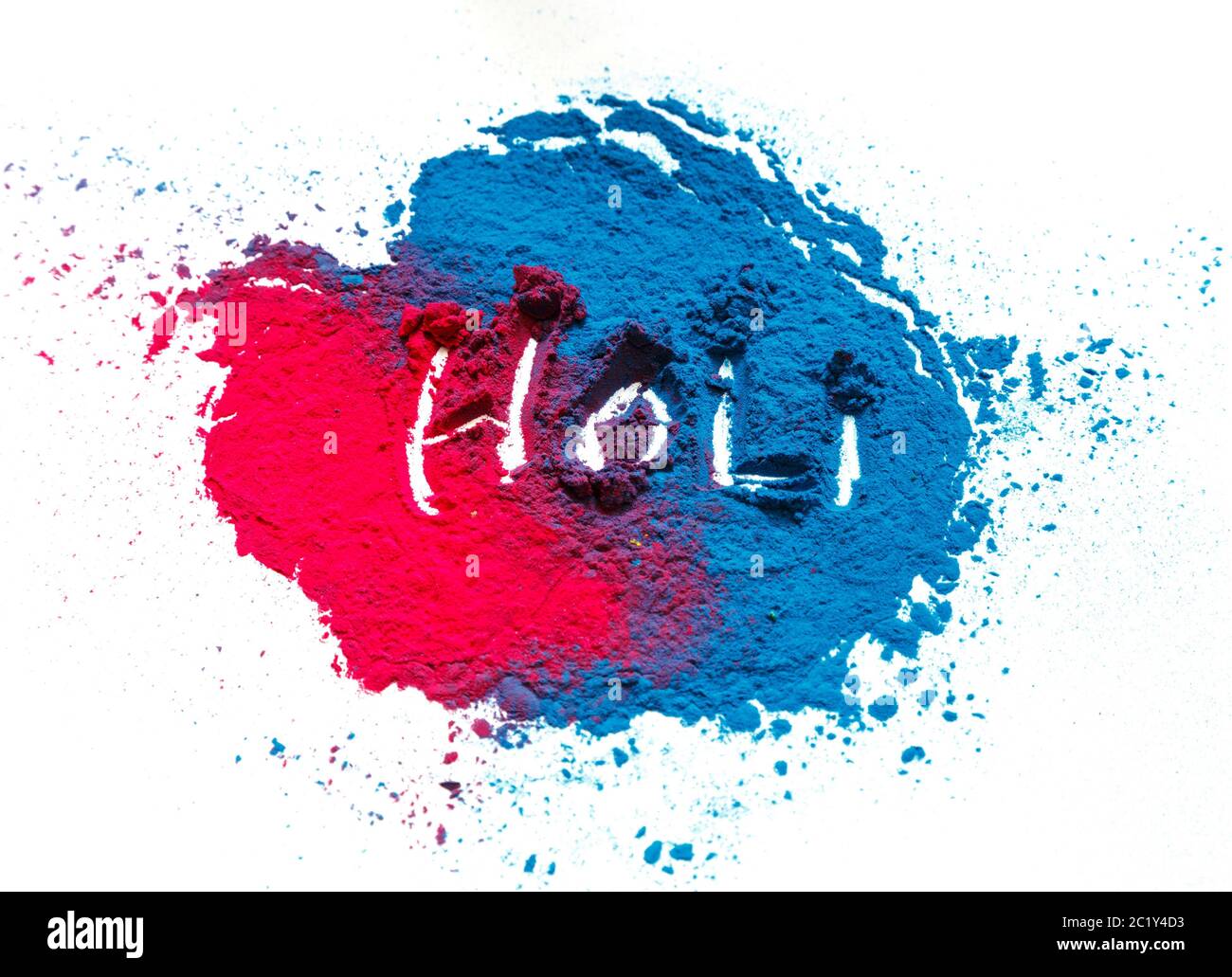 Abstrakt bunte Happy Holi Hintergrund. Farbe lebendiges Pulver auf Weiß isoliert. Staubfarbene Spritzstruktur. Flach lagen holi Schmerzen Stockfoto