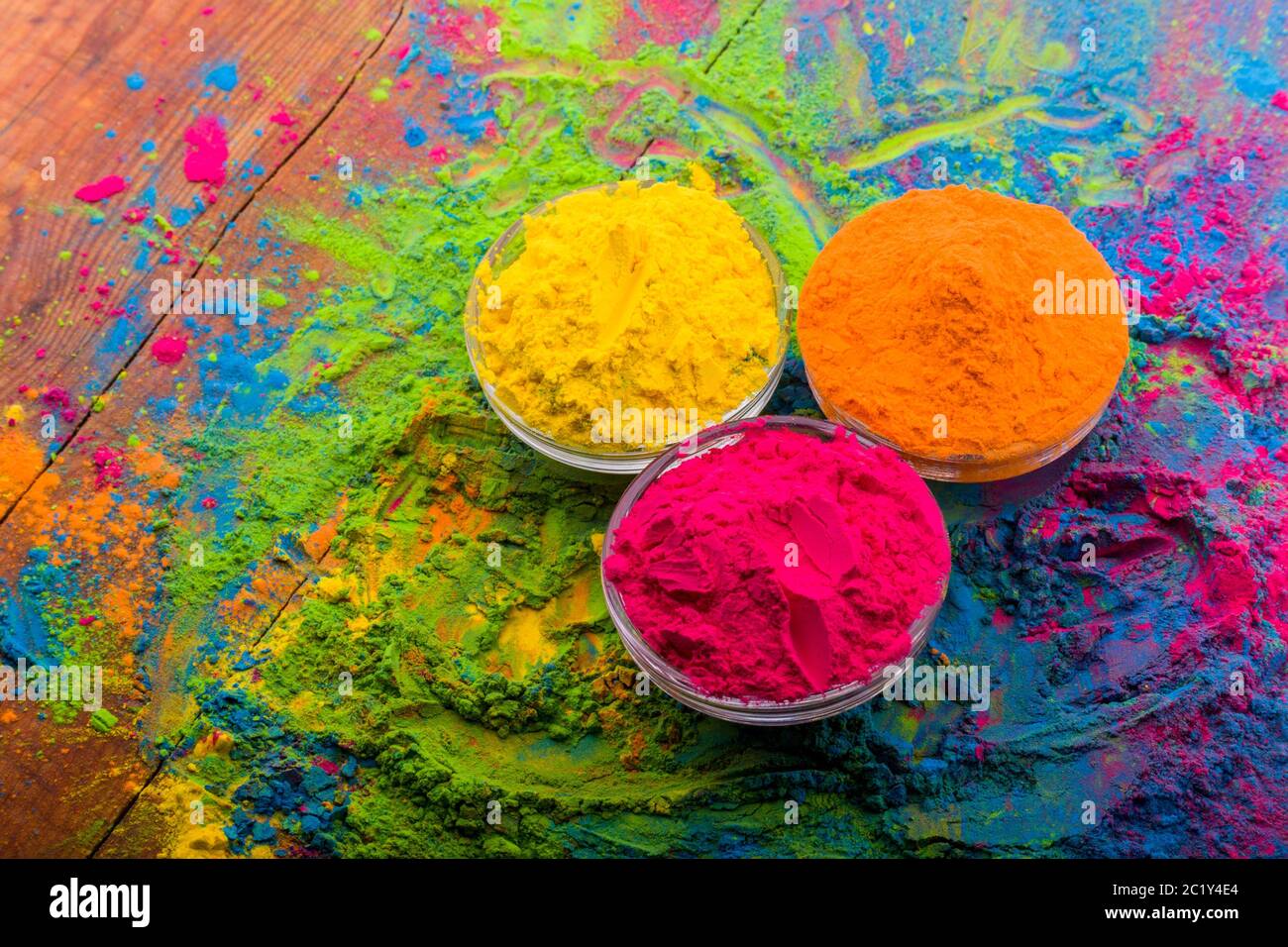 Holi Farbpulver. Bio Gulal Farben in Schale für Holi-Festival, Hindu Tradition festlich Stockfoto
