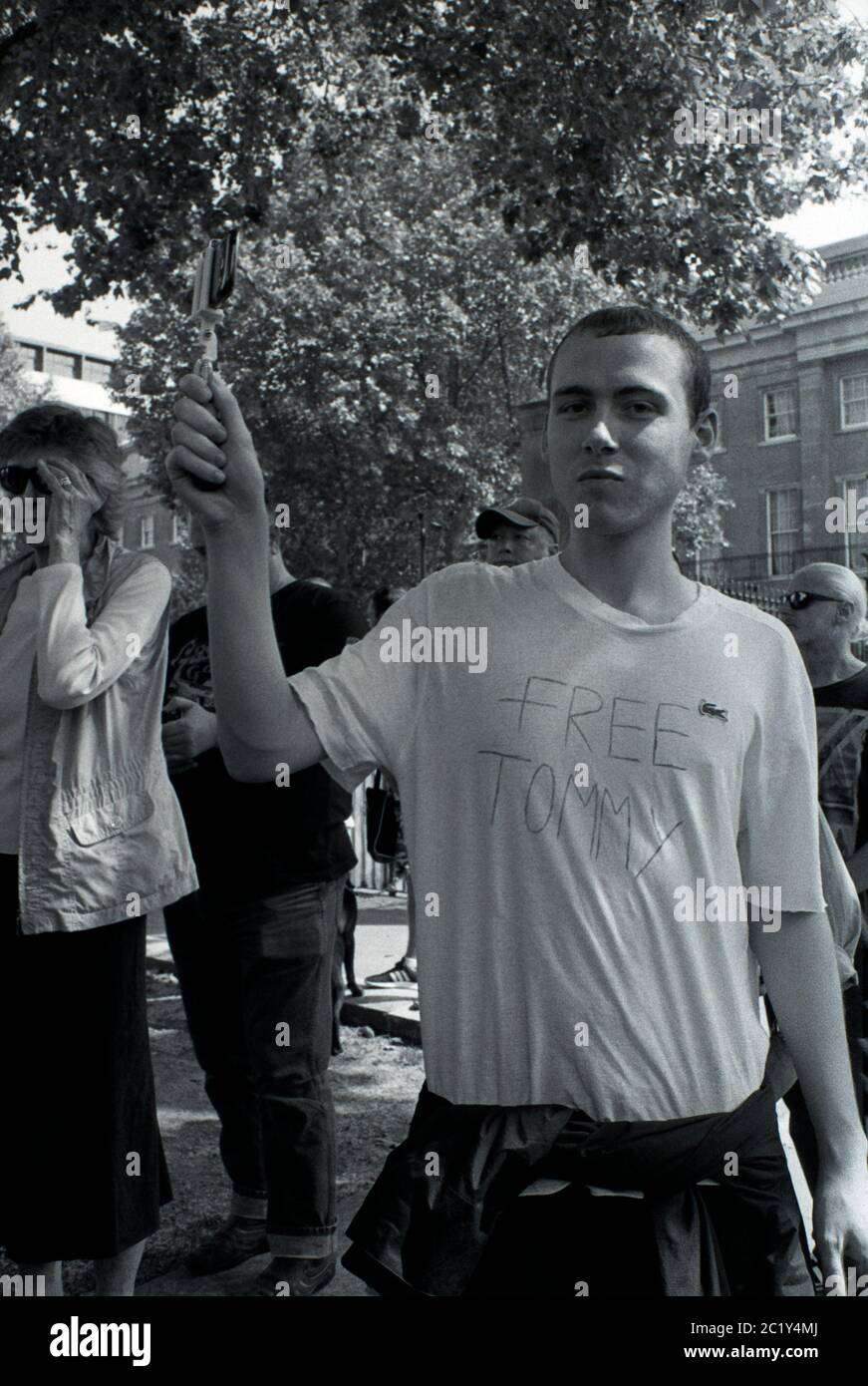 Demonstranten rufen am 26. Mai 2018 in London, Großbritannien, zur Befreiung Tommy Robinson auf. Der Aktivist Tommy Robinson wurde am 25. Mai 2018 von der Polizei und den Folowi verhaftet Stockfoto