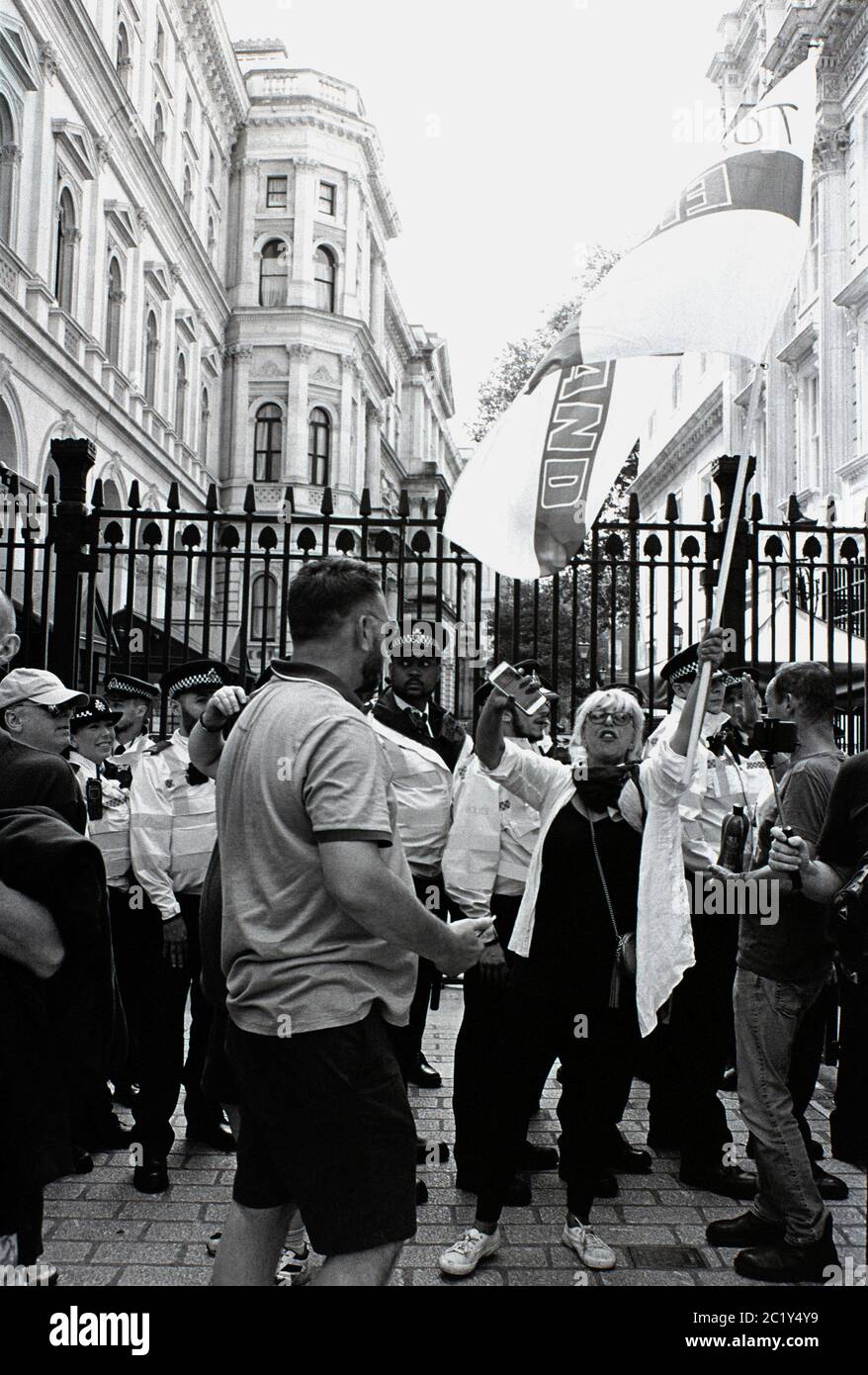 Demonstranten rufen am 26. Mai 2018 in London, Großbritannien, zur Befreiung Tommy Robinson auf. Der Aktivist Tommy Robinson wurde am 25. Mai 2018 von der Polizei und den Folowi verhaftet Stockfoto