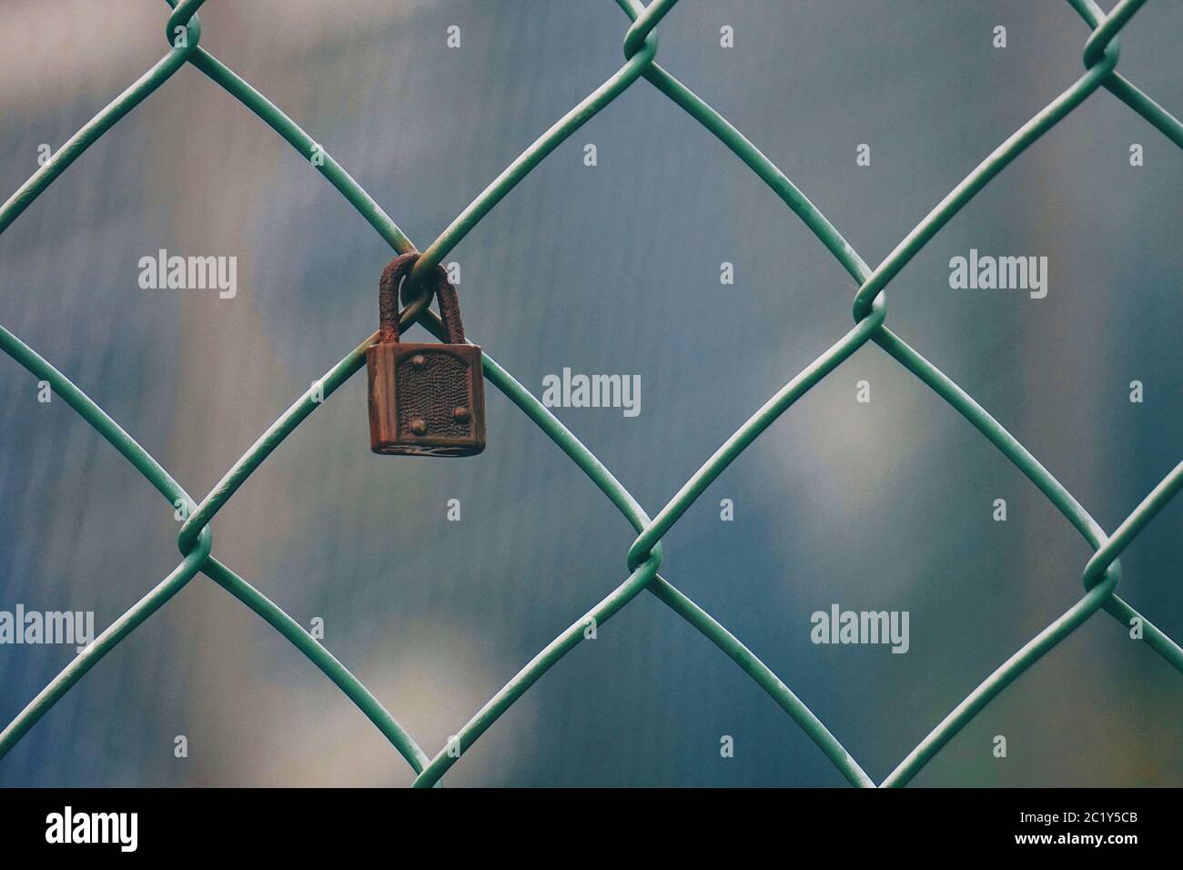 Metallischer Kettennetz Hintergrund Stockfoto