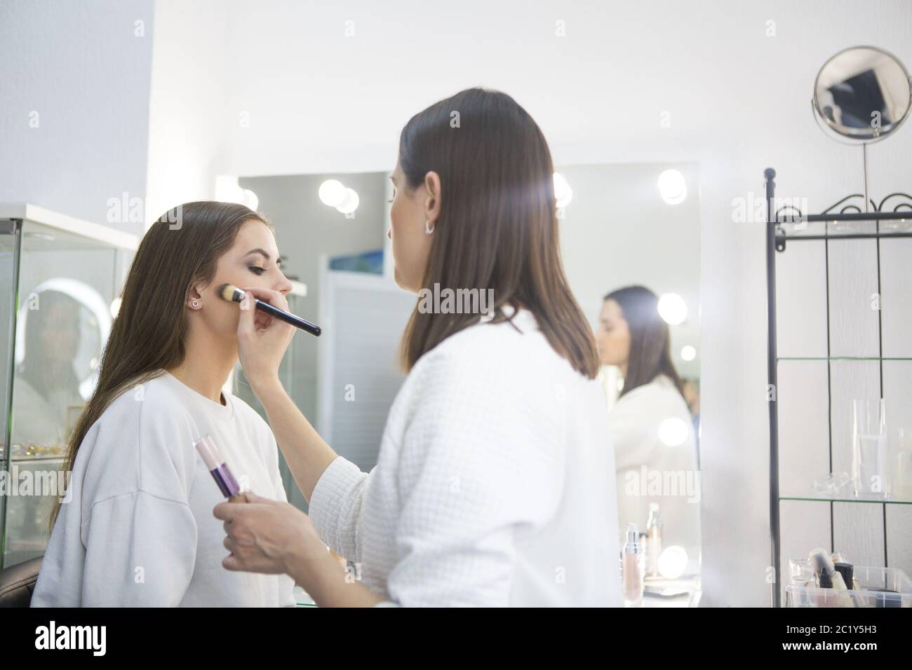 Professionelle Make-up Künstler tun Make-up in Schönheitssalon Stockfoto