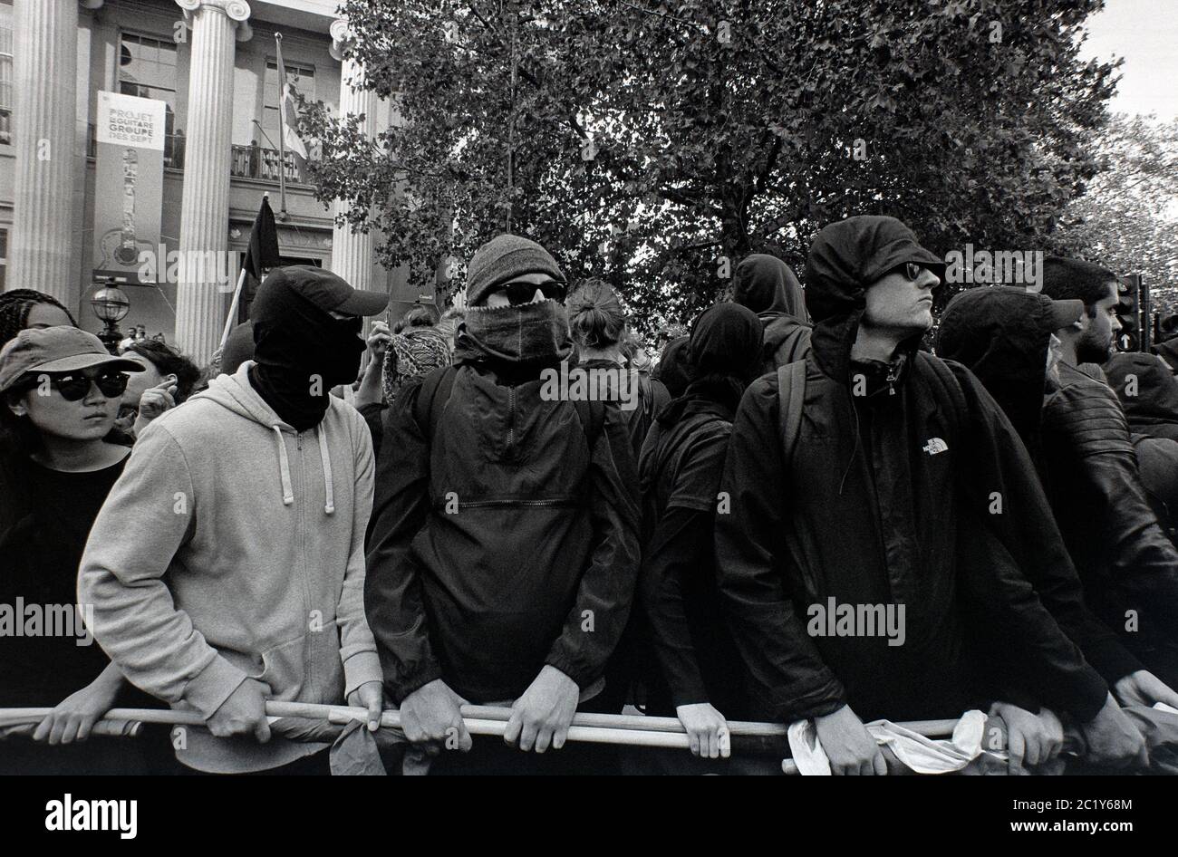 Antifa (antifaschistische) Demonstranten am Democratic Football Lads Alliance (DFLA) march, London, Großbritannien. Oktober 2018 Stockfoto