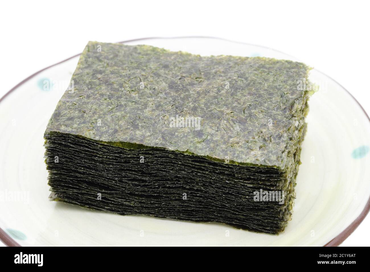 Japanisches Essen, Stapel von trockenen Nori-Algenblättern auf dem Teller Stockfoto