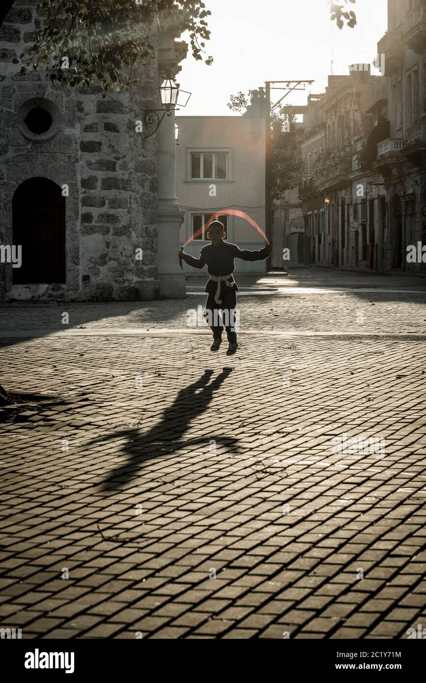 Junge Seil springen und werfen einen langen Schatten, Altstadt, Havanna Vieja, Havanna, Kuba Stockfoto